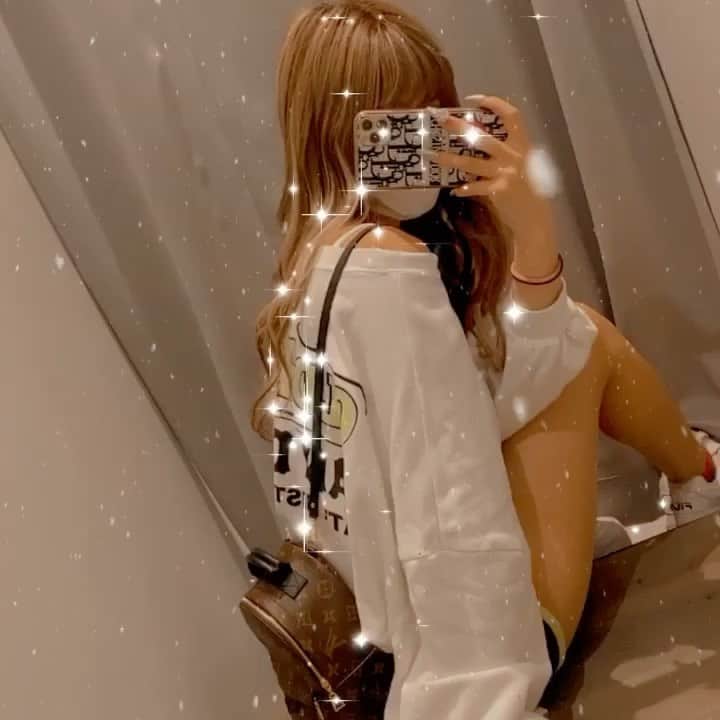 アンジェリカのインスタグラム：「❤︎ . 今日のコーデ〜👸🏽💜 GYDAのトレーナー1枚で可愛く着れるから 楽だしよきまる😜(笑) ❤︎ . #gyda #ootd #louisvuitton #リュック #あんじぇコーデ #fila #私服#キラキラケース #iphoneケース #dior」