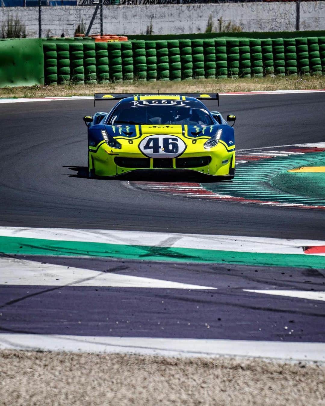 バレンティーノ・ロッシのインスタグラム：「Questa volta a Misano con 2 ruote in più!che bella sensazione rimettersi la tutina bianca e risalire sulla”nostra”Bestia😍 Grazie a @ronniekessel @kessel_ch Pietro e al magico @cicovroomvroom #488gt3」