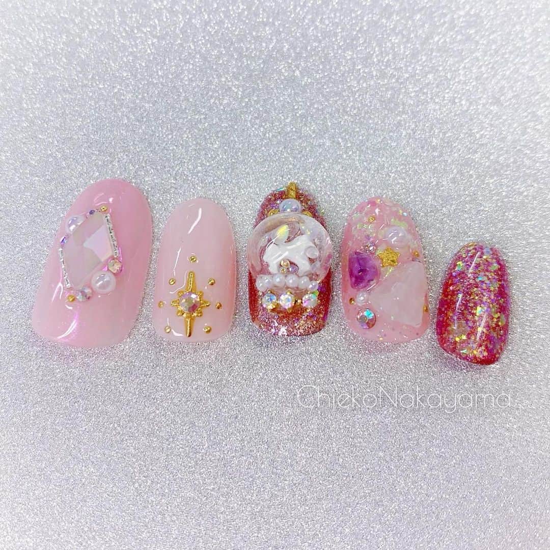なかやまちえこのインスタグラム：「classical pink.⠀ #nail #nails #nailart #ネイル #美甲 #ネイルアート  #japanesenailart #manucure #japanesenails #manicurist #gelnails #أظافر #네일아트 #미용 #vẽmóng #ngườiđẹp  #เพ้นท์เล็บ #искусствоногтя #artedeuñas #เพ้นท์เล็บเจล #ジェルネイルデザイン #ネイルデザイン #senikuku #nagelkunst #classicalnails @pregelofficial @prexyofficial」