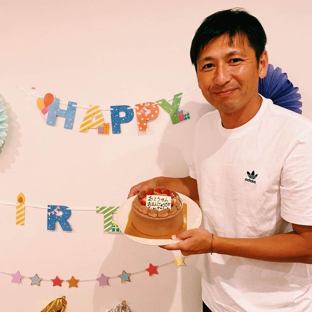 中田浩二のインスタグラム：「41歳になりました。  感謝の気持ちを忘れずに、日々成長していきたいですね！ 息子、娘からも素敵なプレゼントをもらいました！  #誕生日 #41歳 #感謝」