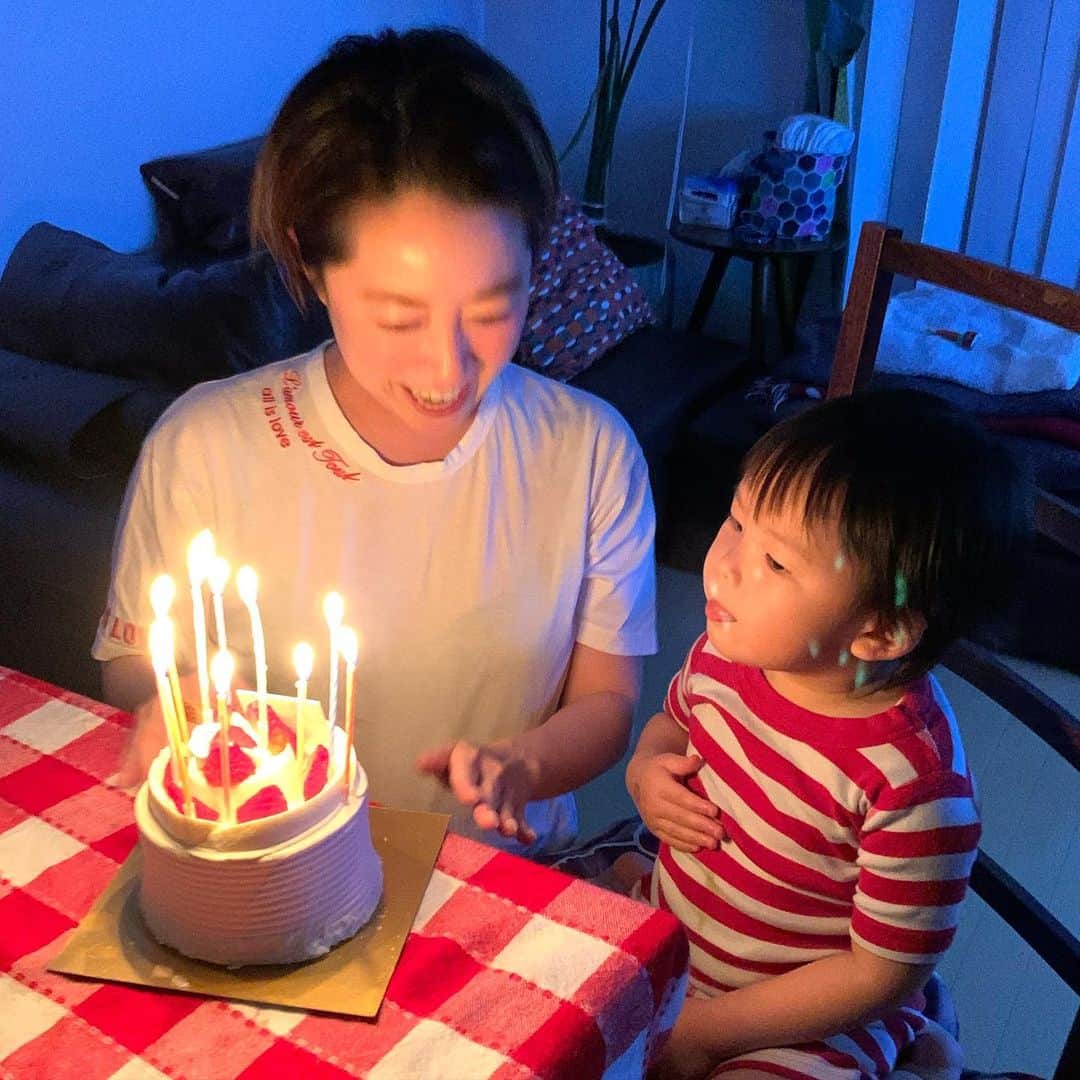 Yukari Imaiさんのインスタグラム写真 - (Yukari ImaiInstagram)「もう2ヶ月くらい前だけど(笑) 自粛中にお誕生日だったので、 いつもとは違う特別な日を過ごせました🥰　 ビデオレターを作ってくれたみんな本当にありがとう♥️ タグ付けが20人までだったので、タグ付けできませんでした😭愛情たっぷりの動画編集をありがとう♥️ @erika316  一生の宝物です🤲🏻♥️ つぐみさん♥️ステキなビデオレターありがとうございました💌 大好きです♥️ 30代最後の1年✨ 家族&会社の仲間、友達を大切に これからも思いやりと優しさを持って生きていきたいと思います。 ユイトくんは、ハッピバースデーマァマー♪と歌えるくらい成長しました😭 いつも大きな愛と優しさで包み込んでくれる桂一さん🥰 今年も沢山お祝いしてくれてありがとう♥️大好き♥️」7月9日 22時19分 - yukari_magnese