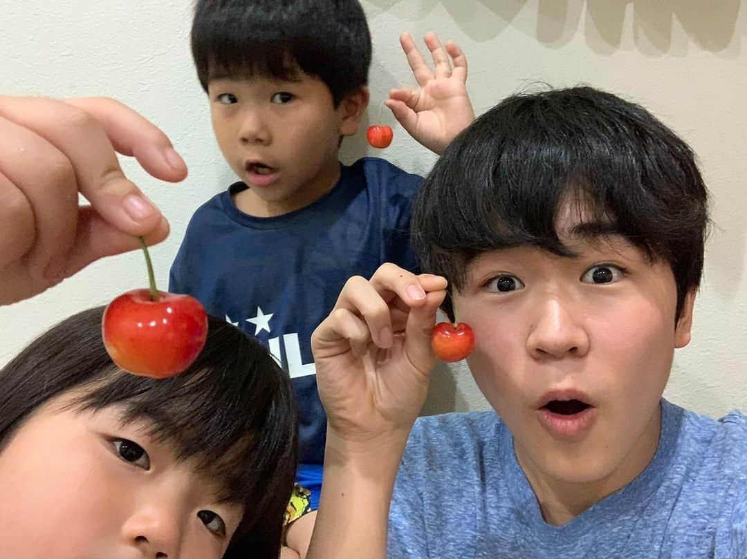 鈴木福さんのインスタグラム写真 - (鈴木福Instagram)「こんばんは～  いつもお世話になっている、みなさんも知っている！？あのディレクターさんからこんなプレゼントが！！  お誕生日のお祝いを送ったら、お返しにみんなで食べてと送ってくれました！  僕らからのプレゼントより豪華かも！？(笑)  ありがとうございます！！ また旅できるの楽しみにしてます！  #プレゼント#さくらんぼ#お誕生日#お祝い#美味しい#山形#争奪戦#ありがとう」7月9日 22時19分 - s_fuku_te