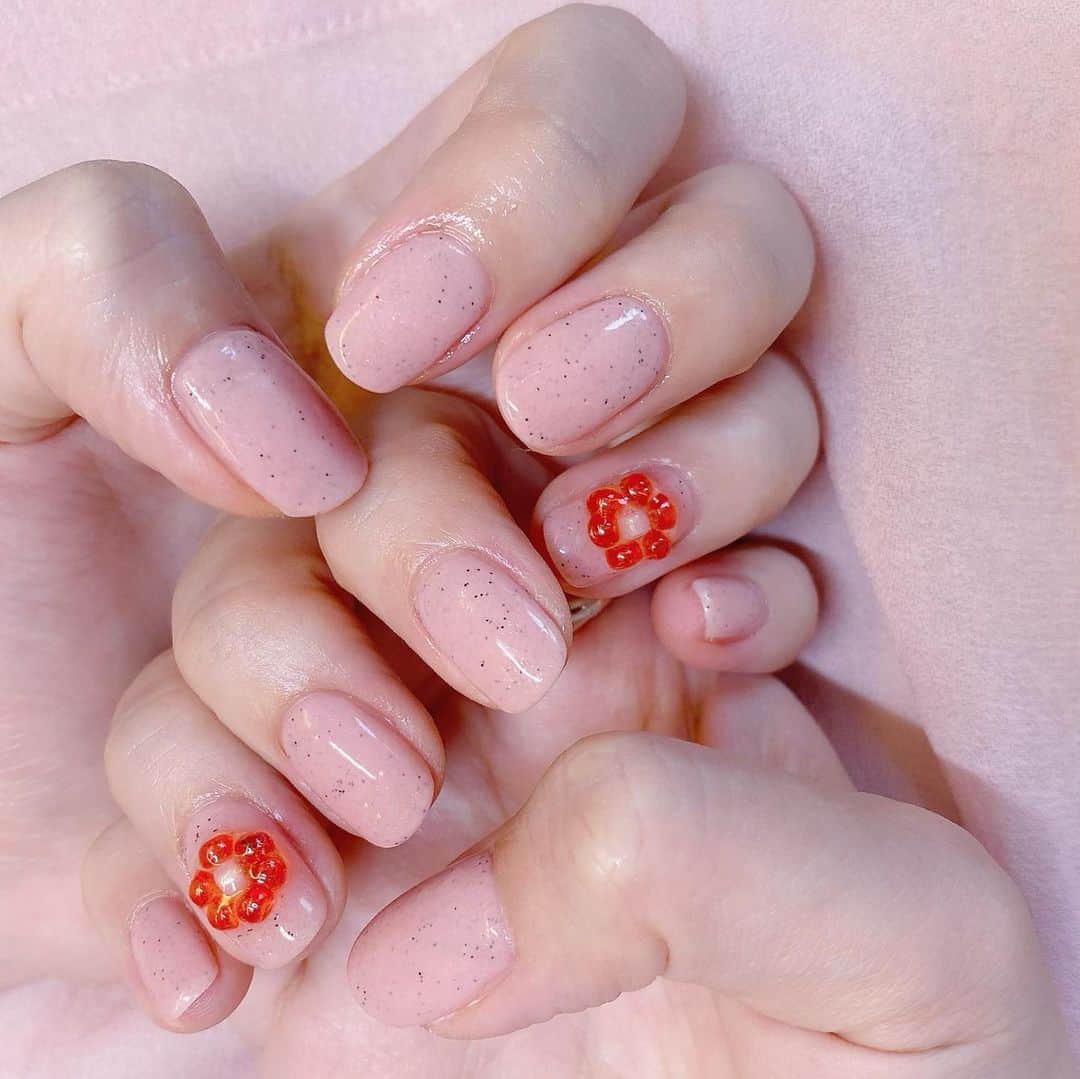 なかやまちえこのインスタグラム：「ビーズのお花🌸⠀ PREGEL MUSE PG312⠀ PREGEL ex 105 をmix colour.⠀ #nail #nails #nailart #ネイル #美甲 #ネイルアート  #japanesenailart #manucure #japanesenails #manicurist #gelnails #أظافر #네일아트 #미용 #vẽmóng #ngườiđẹp  #เพ้นท์เล็บ #искусствоногтя #artedeuñas #เพ้นท์เล็บเจล #ジェルネイルデザイン #ネイルデザイン #senikuku #nagelkunst #サンドネイル #ビーズ #古関れん ちゃん⠀ 施術は @at_charme にて。」