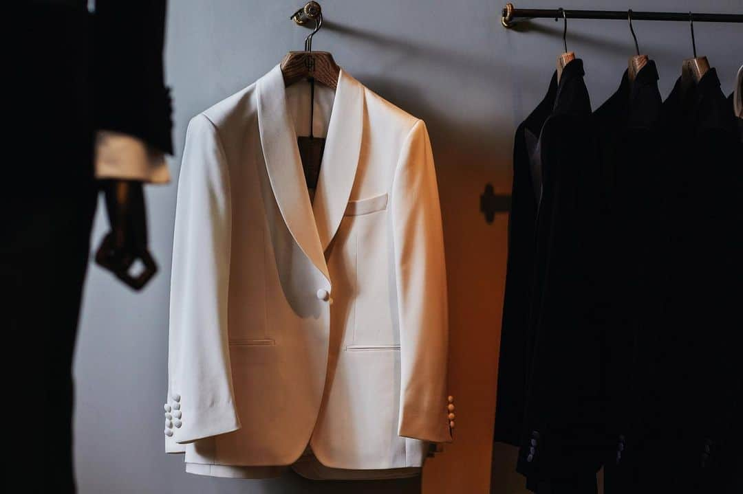 ギーブス&ホークスさんのインスタグラム写真 - (ギーブス&ホークスInstagram)「The perfect dinner jacket with shawl collar and covered buttons in a rich off white fine wool gaberdine, woven in England available at No.1 Savile Row and on our website www.gievesandhawkes.com #gievesandhawkes #dinnerjacket」7月9日 22時24分 - gieveslondon