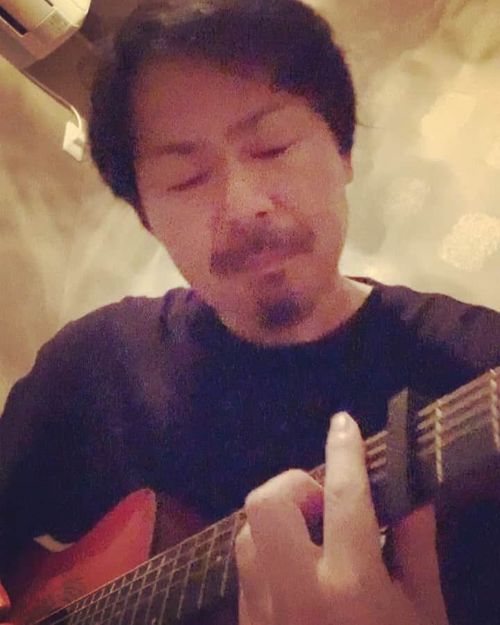 こーいちのインスタグラム：「夜やし大きい声出せへんけど香水が歌いたくなって小さい声で弾きながら歌ってみたら何か違う。  #瑛人」