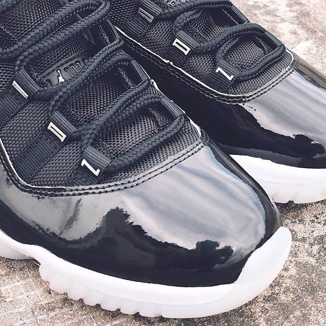 HYPEBEASTさんのインスタグラム写真 - (HYPEBEASTInstagram)「@hypebeastkicks: Here's a first look at the Air Jordan 11 "25th Anniversary." This iteration combines a stark colorway with unique detailing, making for a compelling homage to one of the Air Jordan line’s most influential silhouettes. The most notable detail is the eyelets that feature a silver “JORDAN” spellout graphic, an early design feature that never made it to the final production version of the AJ11. These are reported to launch on December 12 for $220 USD. Stay tuned for more info.⁠⠀ Photo: @earlygvng」7月9日 22時25分 - hypebeast
