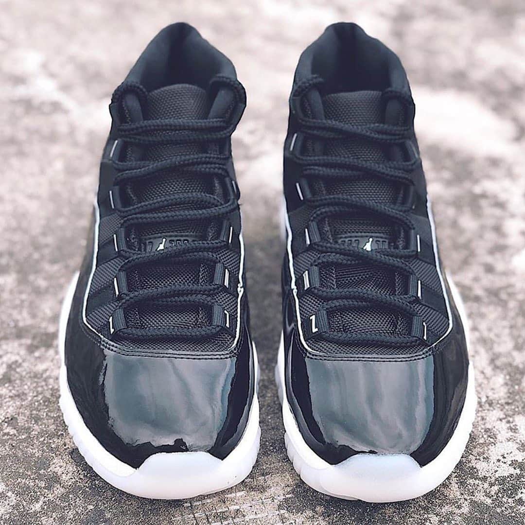 HYPEBEASTさんのインスタグラム写真 - (HYPEBEASTInstagram)「@hypebeastkicks: Here's a first look at the Air Jordan 11 "25th Anniversary." This iteration combines a stark colorway with unique detailing, making for a compelling homage to one of the Air Jordan line’s most influential silhouettes. The most notable detail is the eyelets that feature a silver “JORDAN” spellout graphic, an early design feature that never made it to the final production version of the AJ11. These are reported to launch on December 12 for $220 USD. Stay tuned for more info.⁠⠀ Photo: @earlygvng」7月9日 22時25分 - hypebeast
