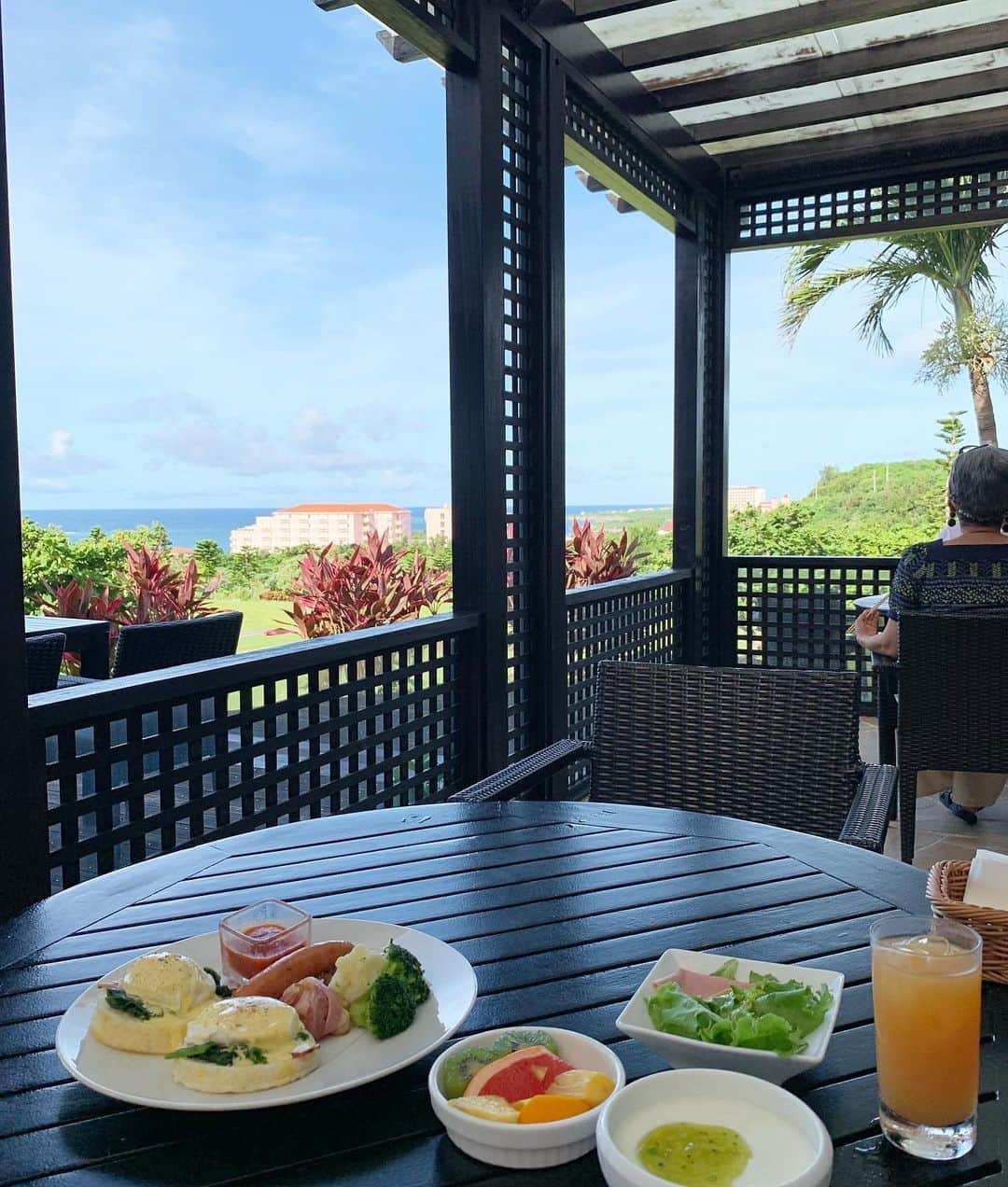 左近鈴乃さんのインスタグラム写真 - (左近鈴乃Instagram)「. 空間、サービス、お部屋、お料理、 全てパーフェクト🥺✨✨✨🌴 非日常リゾートを堪能させてもらいました🍹 . 最後の写真は ディナーをいただいてお部屋に戻ると テーブルの上にメッセージと💐 粋な計らいに思わずうっとり♡ 夢のような空間だったなあ . . #シギラベイサイドスイートアラマンダ  #宮古島 #宮古島旅行 #旅行」7月9日 22時26分 - suzuno_sakon