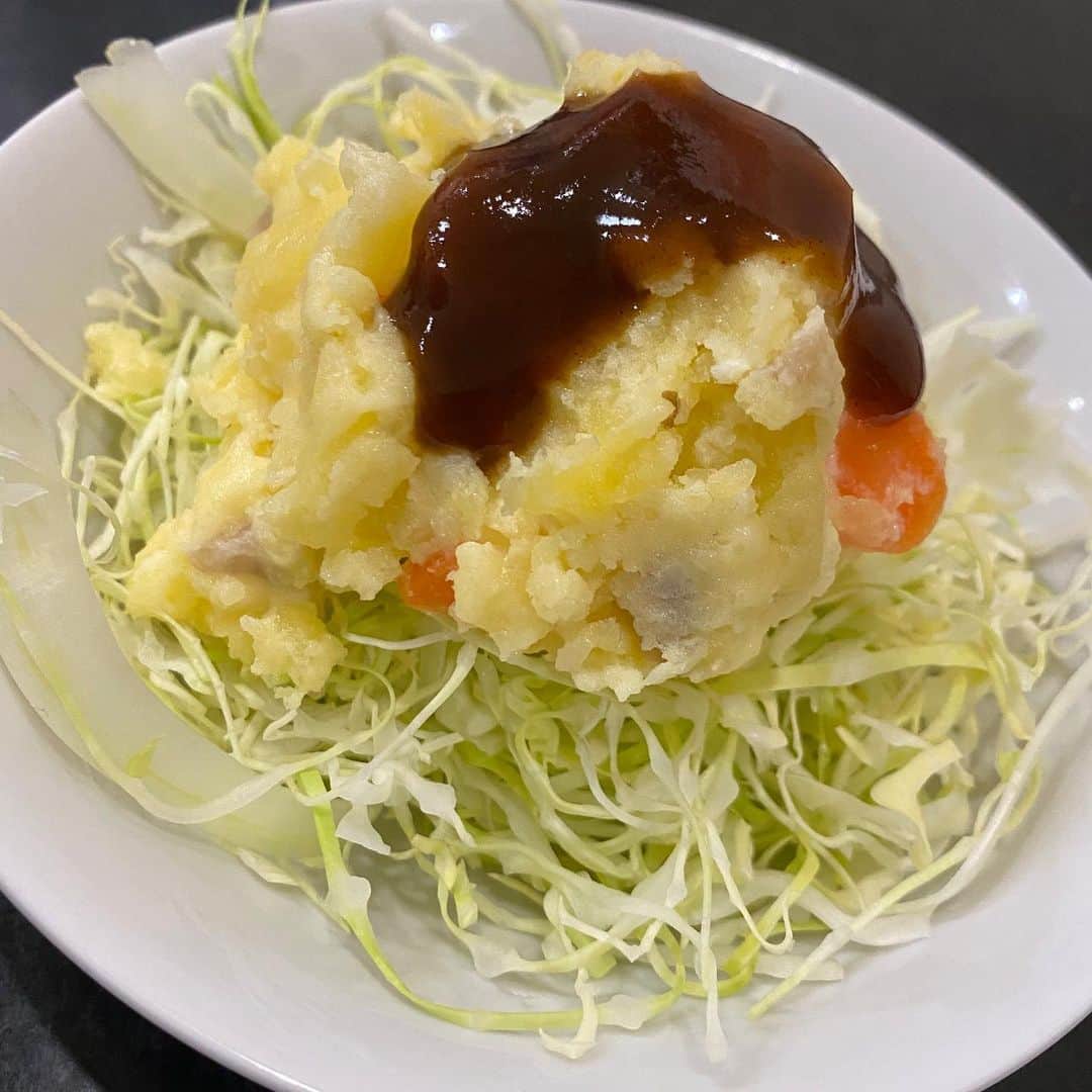 みずしな孝之のインスタグラム：「オール目分量・ みずしなさん家のてきとういぶりがっこポテトサラダ  ソースは見栄え的にかけましたが、 味がしっかりついてればなくてもよいです。」