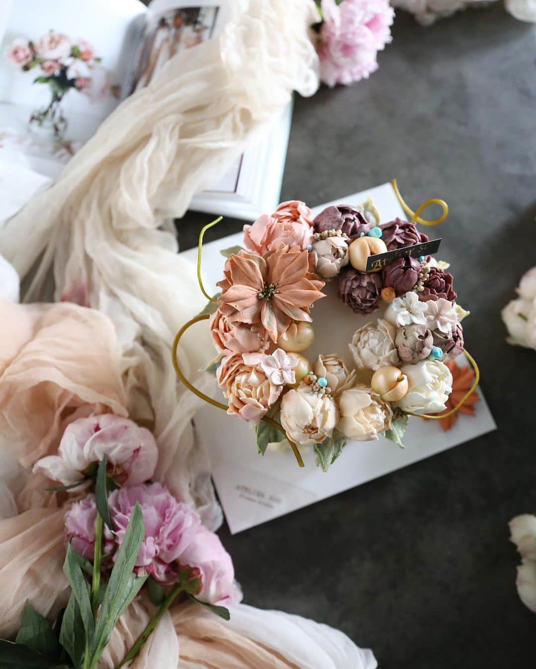 청담 수케이크 (atelier soo)さんのインスタグラム写真 - (청담 수케이크 (atelier soo)Instagram)「ㅡ 그림같은컬러들과행복시간 Sooclass Basic 4⚜️ ㅡ #flower #cake #flowercake #partycake #birthday #bouquet #buttercream #baking #wilton #weddingcake ㅡ www.soocake.com vkscl_energy@naver.com」7月9日 22時28分 - soocake_ully