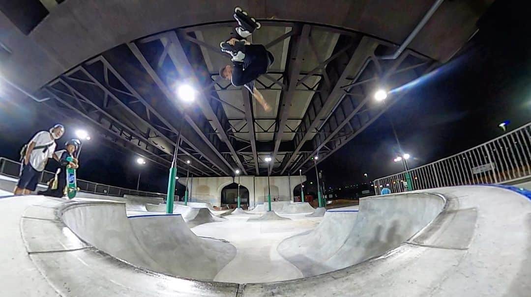 安床武士のインスタグラム：「Japan air. Shot by #gopromax . @usdskates  @goodskates_inc  @goprojp  @canamonroad_japan  @lzbn_official  @papasu1048  #usdskates #usdaeon #aeon72 #undercoverapex #rollerblading #inlineskate #インラインスケート #ローラーブレード #takeshiyasutoko #安床武士」