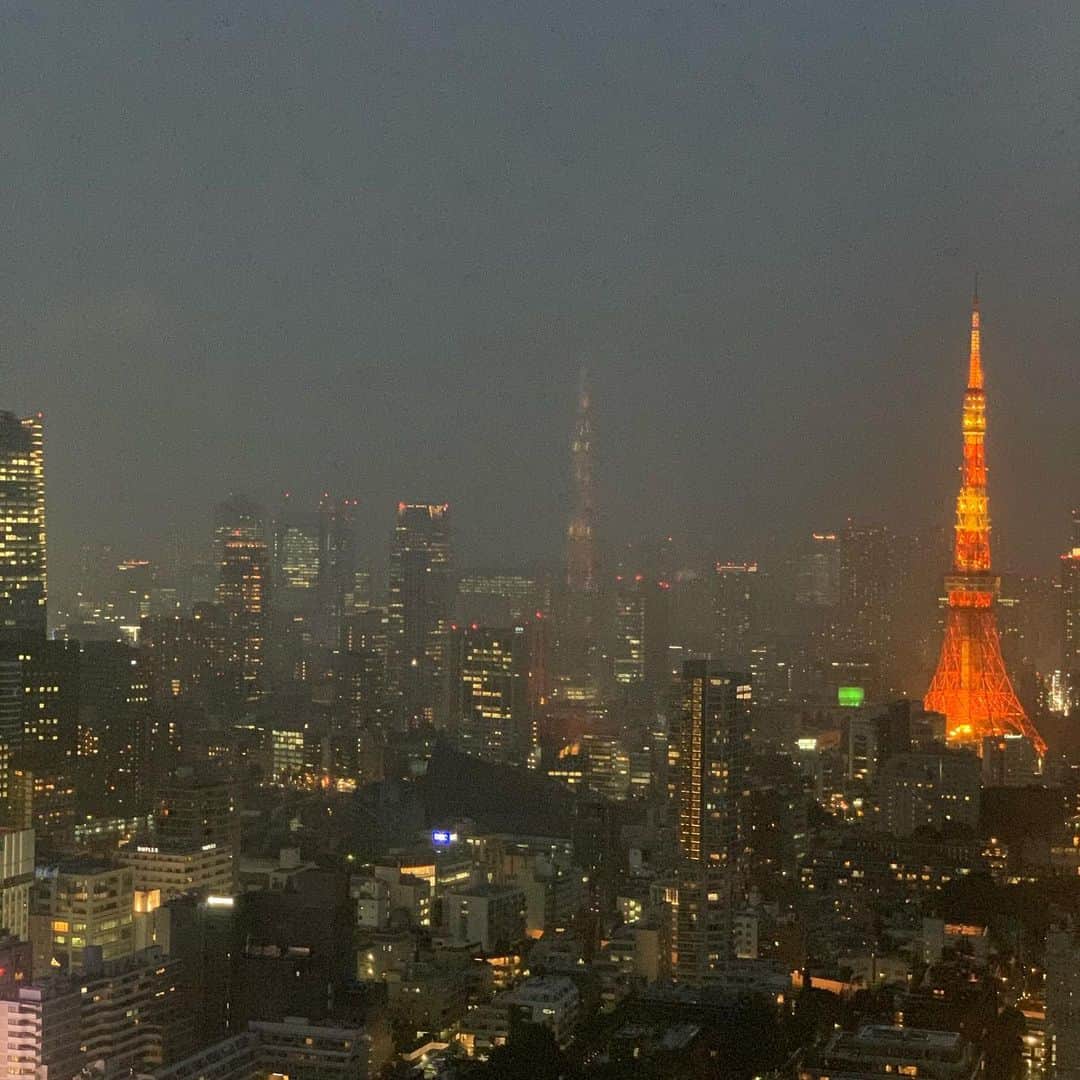 クリス智子さんのインスタグラム写真 - (クリス智子Instagram)「今日もお疲れさまでしたー。 と言いたい今！（珍しく、東京タワーの連投稿。ガラスの映り具合で、東京タワーが2つ?!🗼🗼👀）  番組で時間を一緒に過ごしてくださった皆さん、ありがとうございました○ @good_813jwave   今週は...（個人的には..）人生初ハムカツに、初こおろぎラーメン！ベンガリーマトンカレー..と、食べ物にも色々興奮したなぁ...。ʕʘ‿ʘʔ   日本史の偉人恋愛話にジグゾーパズル、舌トレはマスクしながらやるようになったし、ゴッホのひまわり、現代アート、江戸すだれの素敵。  今週を反芻しながらの帰路。 　 さて、明日の深夜は @creadio813 、nendoの佐藤オオキさんとの、30分番組。先週につづき、祖父江慎さんゲスト回パート2！お楽しみに〜。」7月9日 22時31分 - chris_tomoko