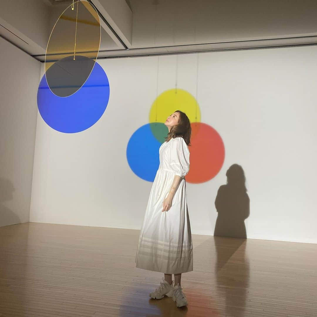 野崎萌香さんのインスタグラム写真 - (野崎萌香Instagram)「Olafur Eliasson🟡🟠🔵🔴  ときに川は橋となる🌈  #olafureliasson」7月9日 22時36分 - moeka_nozaki