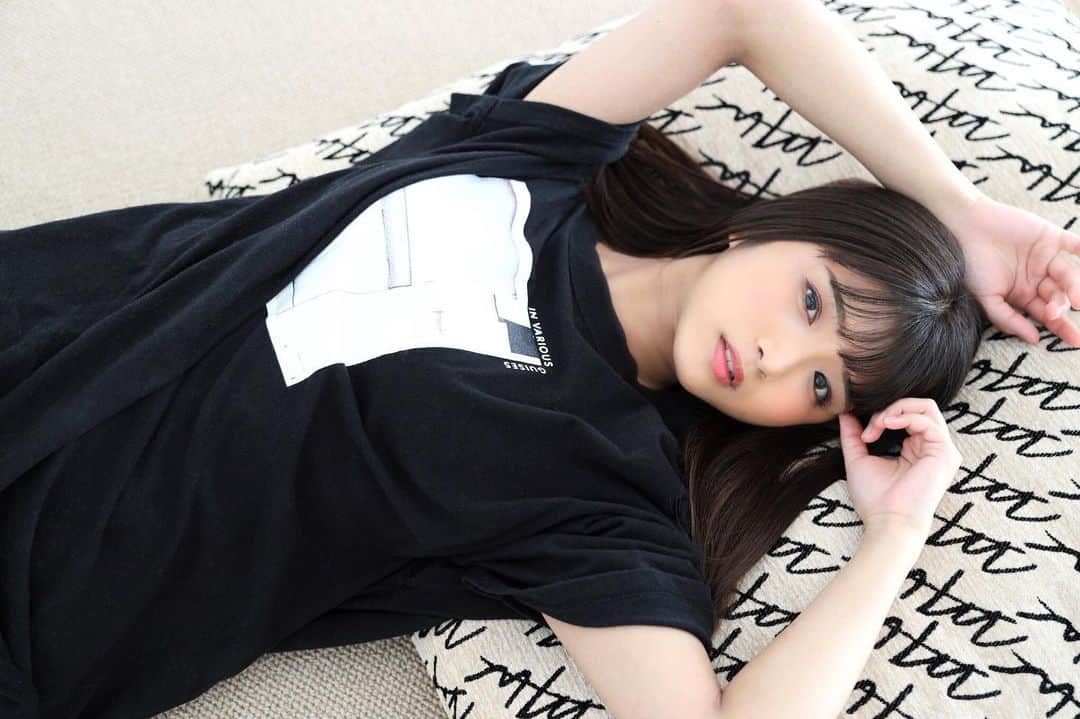 山本ゆうかのインスタグラム：「.﻿ ﻿ ﻿ 今日は配信おやすみ頂きまして﻿ 姉と会いました👽💕﻿ ﻿ ﻿ 2人姉妹です﻿ ﻿ ﻿ ﻿ ﻿ ﻿ #シャツワンピ #Tシャツワンピ #portrait #ポートレート #ポートレートモデル  #関西サロモ #被写体 #ポートレートしま専科  #ビジョビ #キリトリセカイ #スクリーンに恋して #カメラマンさんと繋がりたい  #サロモ募集中  #portraitphotography #good_portraits_world  #instagood #instaportrait #lovers_nippon  #イチナナライブ #17live #ビゴライブ #ポコチャ」