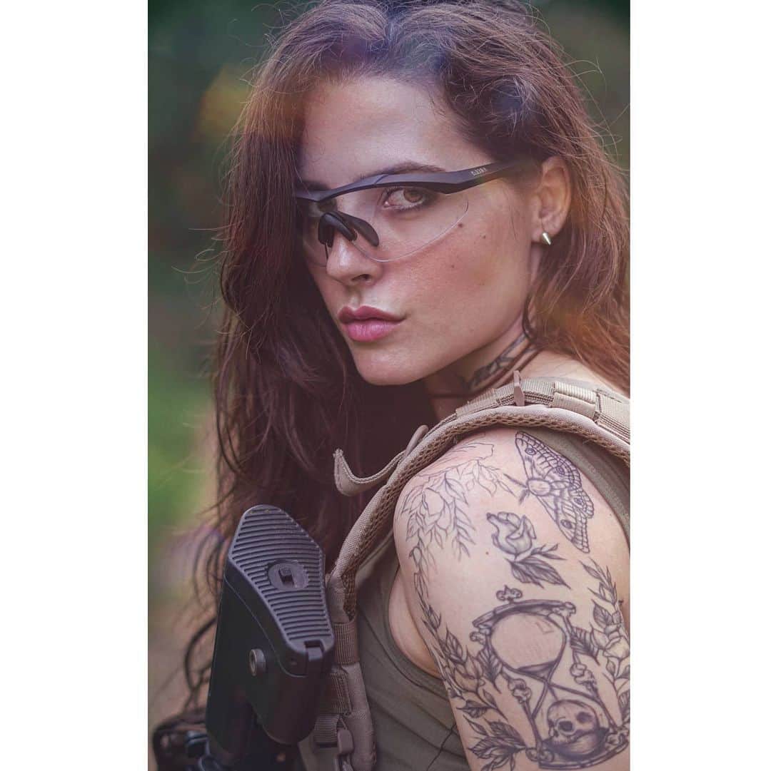 Anna Vargasのインスタグラム：「#TBT de um dos ensaios fotográficos que mais curti fazer, apesar de ter uma péssima lembrança atrelada a esse dia... (Foi o dia que esqueci a MK23 do @hard.sniper no meio do mato...😣😭 Depois, através dos nossos patrocinadores, @companystoreac , consegui uma nova pra ele... ainda assim, é triste lembrar 😪). A foto é obra do @shotbykaue , aquele amigo fotógrafo que sempre acha os meus melhores ângulos.💜 . Parceiros: LOJA: @companystoreac Use o cupom MYST para ganhar 5%OFF . EQUIPAMENTOS TÁTICOS: @511tacticalbrasil . MUNIÇÃO: @spartanairsoftmunition . TREINAMENTOS TÁTICOS: @fhtreinamentosespeciais . PATCHES BORDADOS: @1ciadistintivosoficial . SITES: @sitevipinternet . CAMISETAS: @teamsix.brasil . #close」