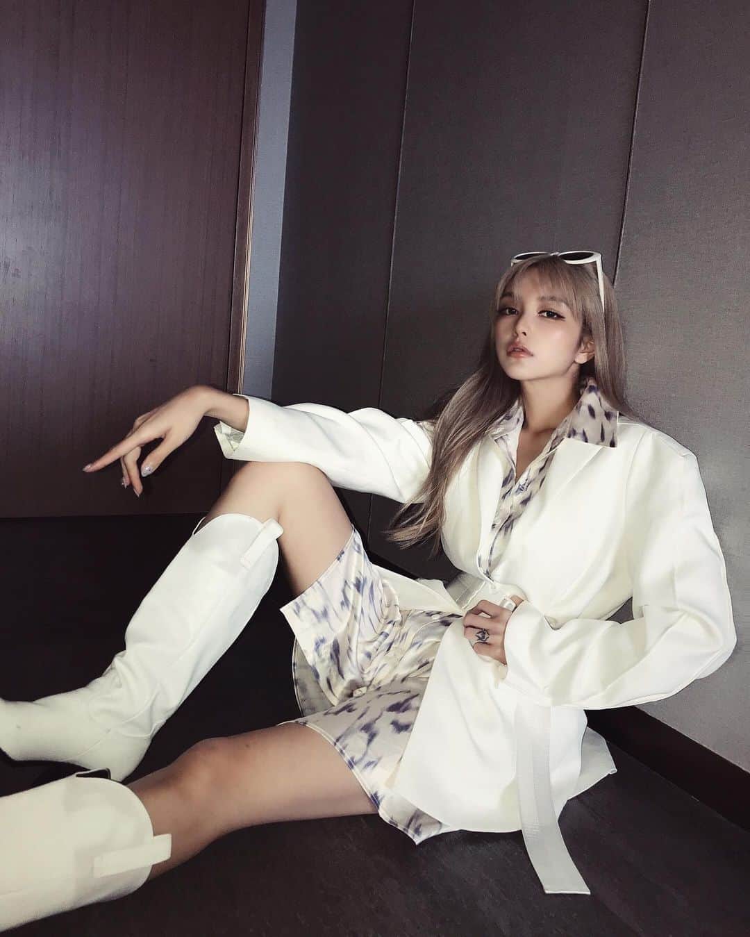 Grace Chowのインスタグラム：「控制不住自己想要穿西装的心」