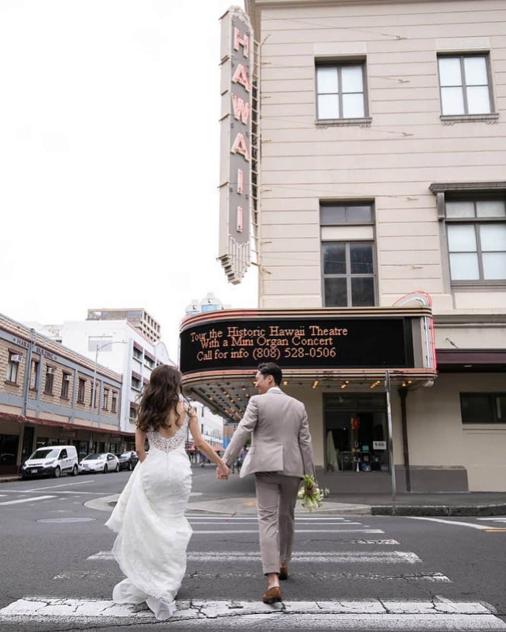 25ans Wedding 公式 Bridesのインスタグラム：「ハワイで挙式したAiさんのポストから、前撮りスポットとしても人気なダウンタウンでの1枚をリグラム🌴 さらりと着こなしたマーメイドドレスが大人っぽく、街の雰囲気にもよく馴染みます💫」