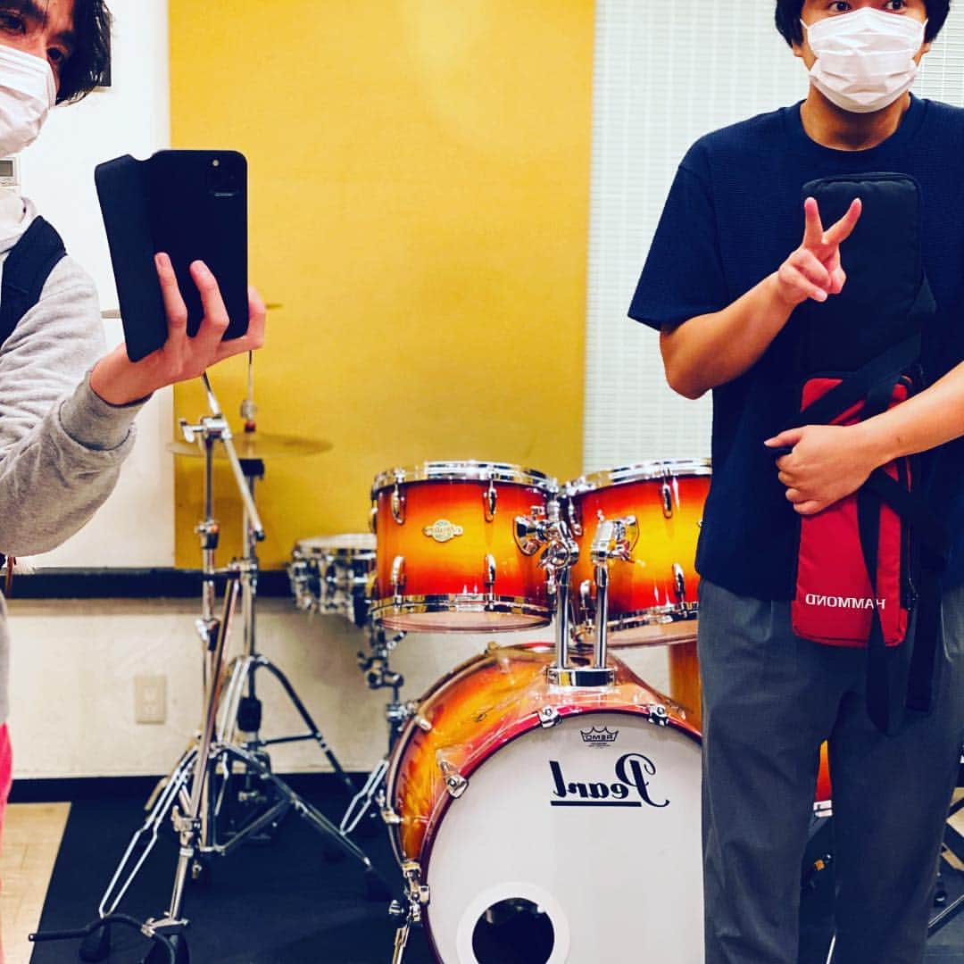 ISEKIのインスタグラム：「今日はおーちゃんとリハーサルでした✨ 何年かぶりに音を交わしたけれど やはり安心感あるなぁ  明後日が俄然楽しみになってきました✌️よろしくね✌️」