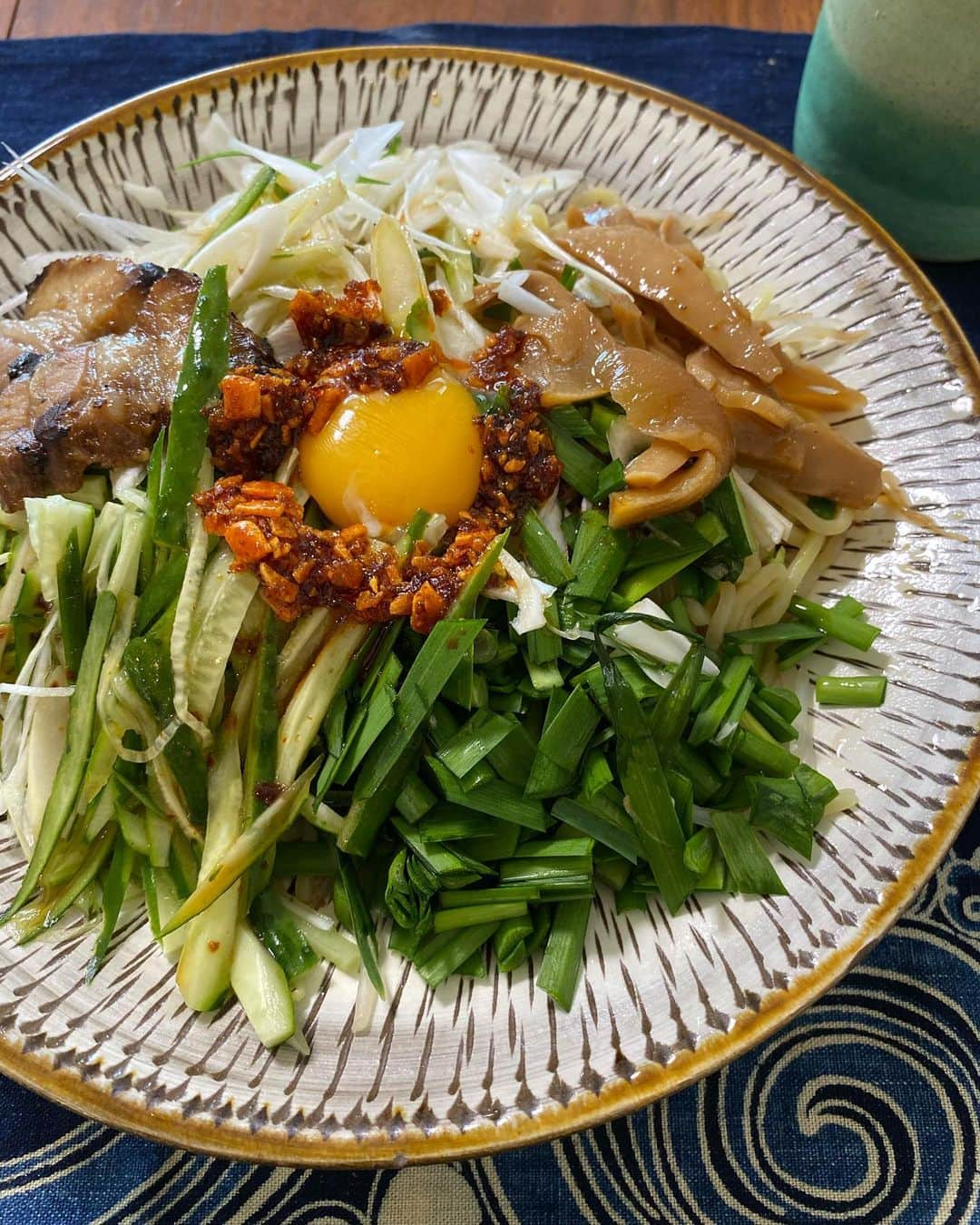 軍地彩弓さんのインスタグラム写真 - (軍地彩弓Instagram)「今日のお昼ごはん。 台湾風混ぜそば。 てきとーに自己流で作ったけど、美味しくでした😋 焼豚もことことレシピで手作りです。 店だしたい、笑。  作り方。 1,中華麺をゆでる 2,薬味を刻む。白ねぎ、胡瓜、ニラ 3,もやしを麺と一緒にゆでる 4,たれを作る。 牡蠣醤油、黒酢、胡麻油、麻辣醤を適当に 5,茹で上がった麺ともやしを水に晒して、水切りしてたれを絡めて器に盛る。 薬味と焼豚をのせて、最後に卵黄を 好みで韓国海苔、食べる辣油をトッピングして、混ぜ混ぜして いただきます❣️  #軍地めし」7月9日 22時42分 - sayumi7