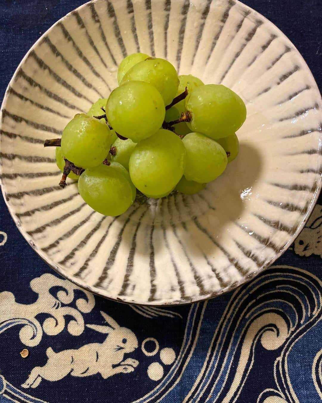 軍地彩弓さんのインスタグラム写真 - (軍地彩弓Instagram)「今日のお昼ごはん。 台湾風混ぜそば。 てきとーに自己流で作ったけど、美味しくでした😋 焼豚もことことレシピで手作りです。 店だしたい、笑。  作り方。 1,中華麺をゆでる 2,薬味を刻む。白ねぎ、胡瓜、ニラ 3,もやしを麺と一緒にゆでる 4,たれを作る。 牡蠣醤油、黒酢、胡麻油、麻辣醤を適当に 5,茹で上がった麺ともやしを水に晒して、水切りしてたれを絡めて器に盛る。 薬味と焼豚をのせて、最後に卵黄を 好みで韓国海苔、食べる辣油をトッピングして、混ぜ混ぜして いただきます❣️  #軍地めし」7月9日 22時42分 - sayumi7