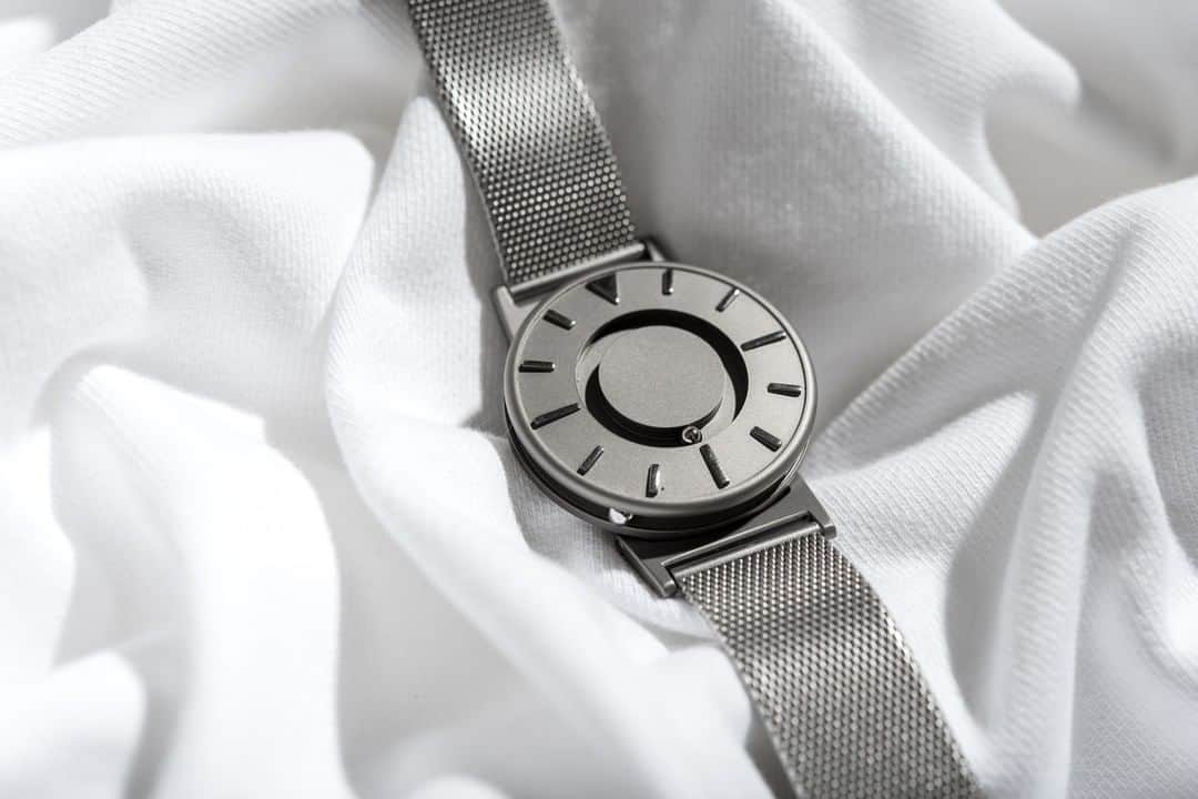 Eone Time Japanさんのインスタグラム写真 - (Eone Time JapanInstagram)「初めてのレストランでは一番基本となるメニューを頼むあたなへ。 Eoneの定番メニューBradley Mesh Silverを紹介します。 耐久性もよく、何よりも軽さ抜群のチタンボディにシンプルなメッシュバンド。 どの服装にも似合うシンプルイズベストなモデルです。 今なら15％OFF https://www.eone-time.jp/f/lp  [写真説明] 白い布の上にBradley Mesh Silverがあります。  Design for everyone, Eone  www.eone-time.jp  #watch #時計 #腕時計 #おしゃれ #デザイン #視覚障害 #bradleytimepiece #eone #everyone #ブラッドリー #イーワン #ブラッドリータイムピース #さわる時計 #今日の時計 #時計好き #お洒落さんと繋がりたい #ペアウォッチ #プレゼント」7月9日 22時45分 - eone_japan