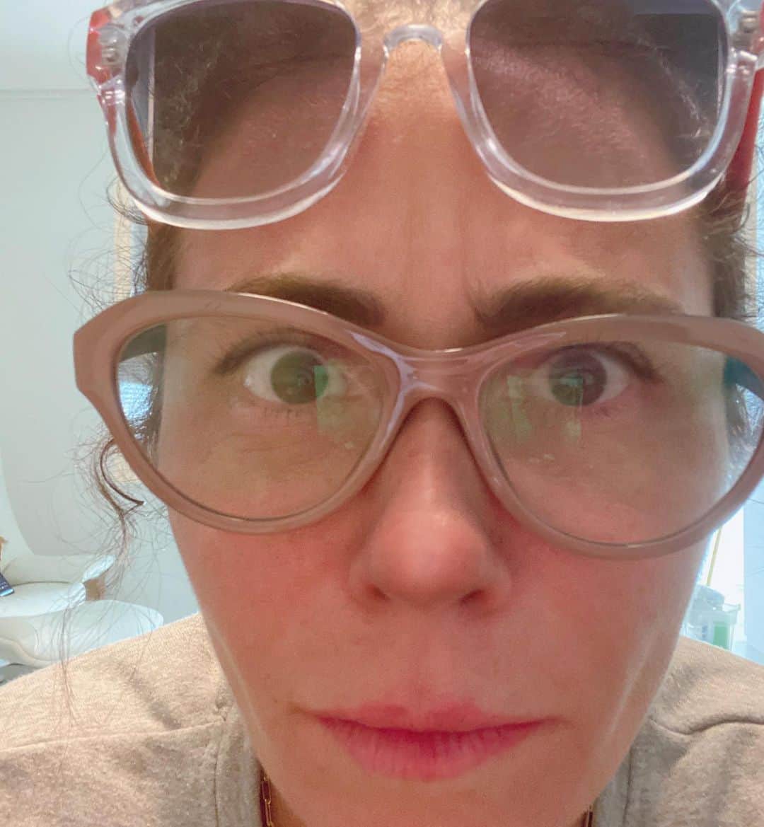 Giovanna Antonelliのインスタグラム：「Passei alguns minutos procurando meu óculos pela manhã ....(olha onde tava) rsrsrsrs... Quem nunca??? 😉」