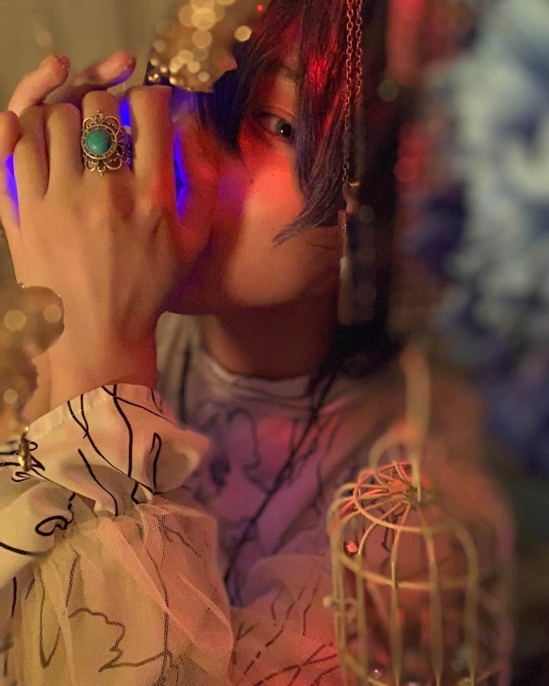春川芽生のインスタグラム：「💎 ピカピカしてるので、つい 🍽食食！ . 同じのも何度か載せさせてくださいナ！🙇‍♂️🙇‍♂️ . . . . #cos #ポートレート #創作」