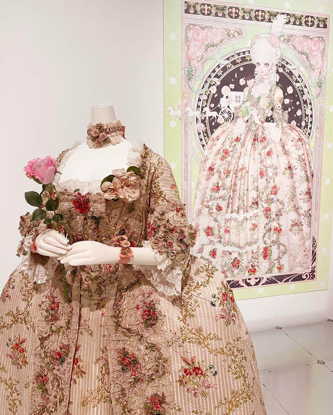 ハナエさんのインスタグラム写真 - (ハナエInstagram)「👸﻿ ﻿ ‪東京オペラシティアートギャラリーにて﻿ 開催中の「ドレス・コード？」展へ。‬﻿ ﻿ ‪まず展示へ一歩踏み入れると現れるのは、﻿ 18世紀の実物のロココな衣装と、﻿ 坂本眞一先生描き下ろしによるイノサンの﻿ マリーのイラスト！眼福。。。‬﻿ ﻿ ‪ファッションの歴史や社会性を﻿ 改めて知ることが出来る楽しい展示でした。‬﻿ ﻿ わたしはブランドが作るモードより﻿ 人々から自然発生的に生まれた﻿ ストリートファッションが好き。﻿ ロリータもストリートファッションだよ💖﻿」7月9日 22時50分 - hanae_0227