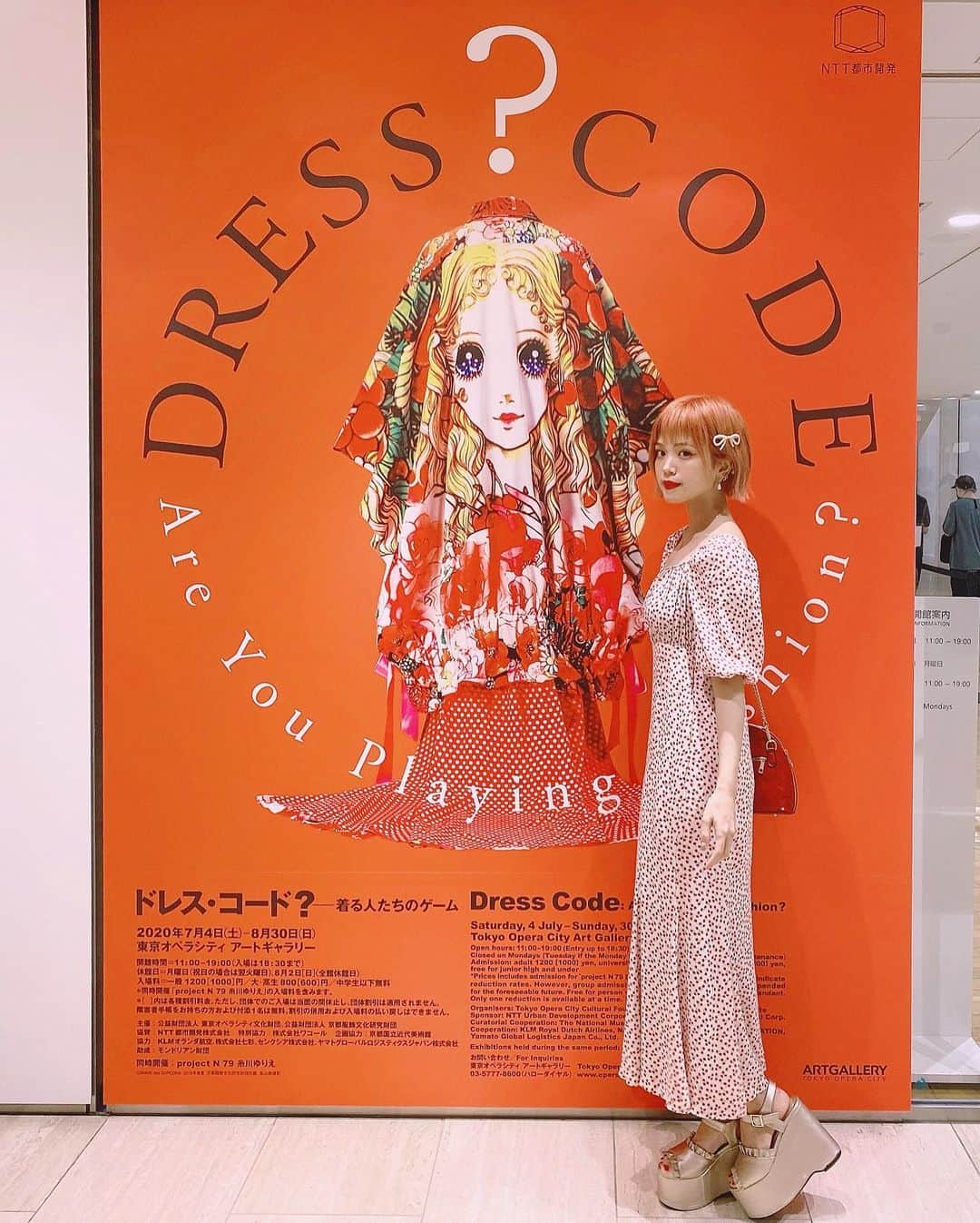 のインスタグラム：「👸﻿ ﻿ ‪東京オペラシティアートギャラリーにて﻿ 開催中の「ドレス・コード？」展へ。‬﻿ ﻿ ‪まず展示へ一歩踏み入れると現れるのは、﻿ 18世紀の実物のロココな衣装と、﻿ 坂本眞一先生描き下ろしによるイノサンの﻿ マリーのイラスト！眼福。。。‬﻿ ﻿ ‪ファッションの歴史や社会性を﻿ 改めて知ることが出来る楽しい展示でした。‬﻿ ﻿ わたしはブランドが作るモードより﻿ 人々から自然発生的に生まれた﻿ ストリートファッションが好き。﻿ ロリータもストリートファッションだよ💖﻿」