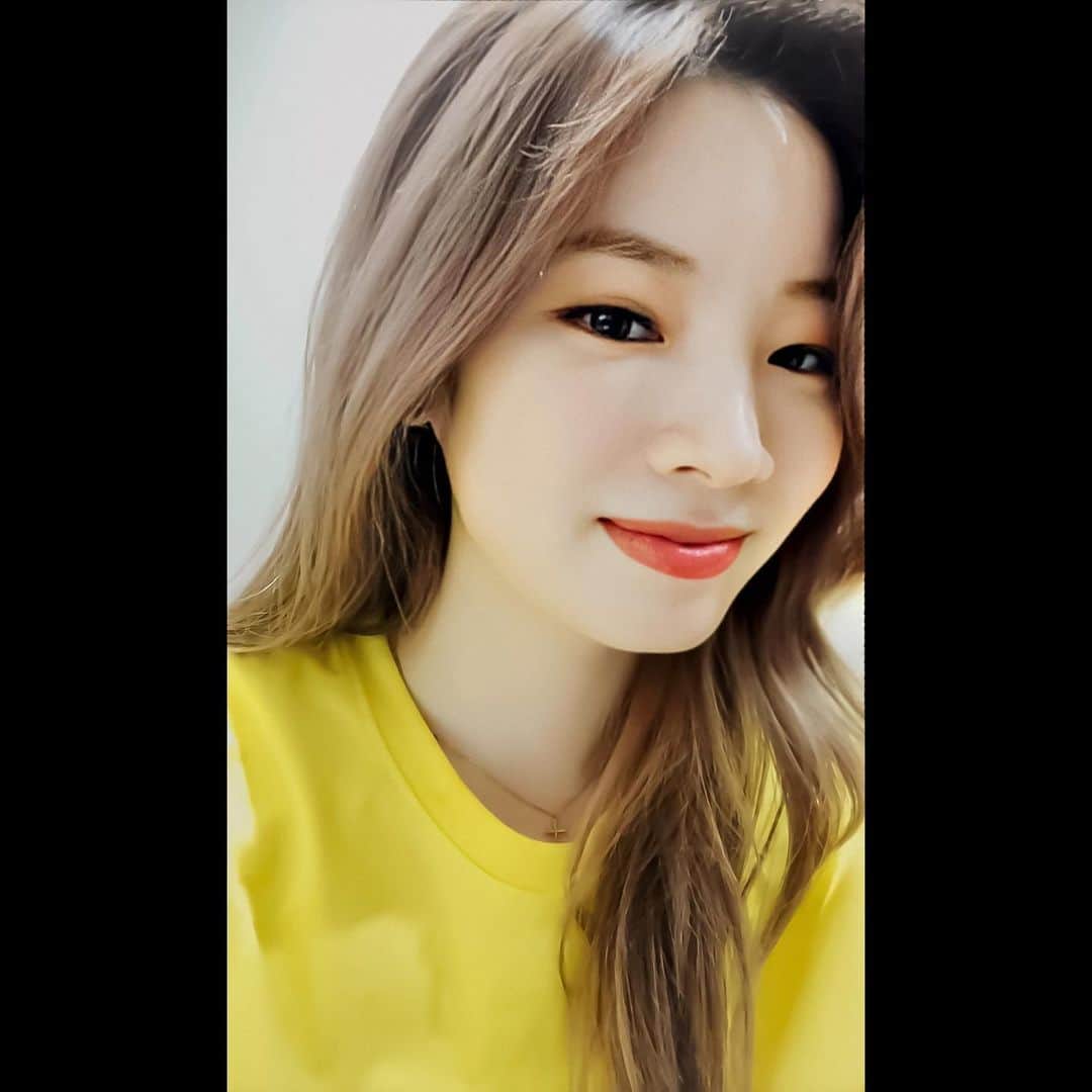 ダヒョンのインスタグラム：「She looks so good in yellow 💛  ⠀⠀⠀ ⠀  #dahyun #ダヒョン #多賢 #다현 #트와이스 #twice #トゥワイス ©️dahyunpie / tw」