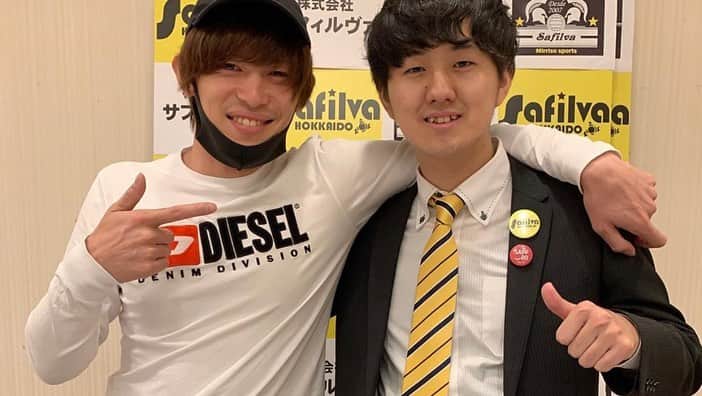 大木貴之のインスタグラム：「スポーツチームの 史上最年少東大生社長誕生😊 みっきーおめでとー☺️ 皆様是非応援の程よろしくお願い致します🙇‍♂️  ※写真ちょっと切れちゃってるけど気にしない。  #サフィルヴァ北海道 #三木智弘 #東大生 #史上最年少 #スポーツ #バレーボール #Vリーグ #Vリーグはバレーだよ」