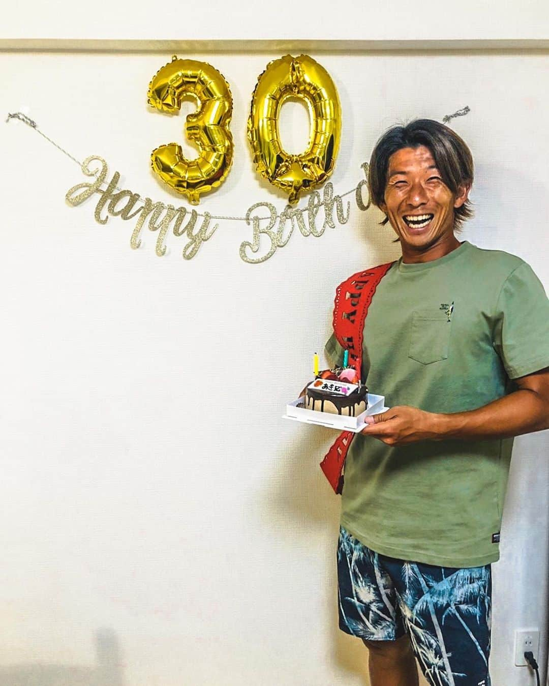 安藝正俊さんのインスタグラム写真 - (安藝正俊Instagram)「: 30th birthday  本日で三十路になりました！  あっという間に30になってました という、定番の口文句は言っておきますw  相変わらずマイペースです 相変わらずじっとしてられません 相変わらず趣味多いです 相変わらずスーパー負けず嫌いです 相変わらずサッカー大好きです  それがよくて、それでいい 自分の道を思いっきり突き進む 自由に見えて、責任が伴う だから、テキトーじゃなくしっかりと  周りの意見は受け入れて成長の糧に 足を引っ張るガヤはフルシカトで  サッカーにプライベート 友人に、家族に、バカにされないように 三十路も全力でやってやろうと思います！  30代のアキマサも どうぞ、よろしくお願いいたします🙇‍♂️ #沖縄 #沖縄生活 #沖縄移住 #沖縄好きな人と繋がりたい  #北谷 #誕生日 #記念日 #三十路 #30代  #人生 #楽しい時間 #日々の記録 #ライフスタイル #アウトドア好き #キャンプ好き #ハッピーバースデイ #フォローミー  #okinawa #okinawalife  #happybirthday  #anniversary  #party #lifestyle #lifelog #anniversary  #summervibes #goodvibes #yolo」7月9日 22時58分 - akimasa_okinawa