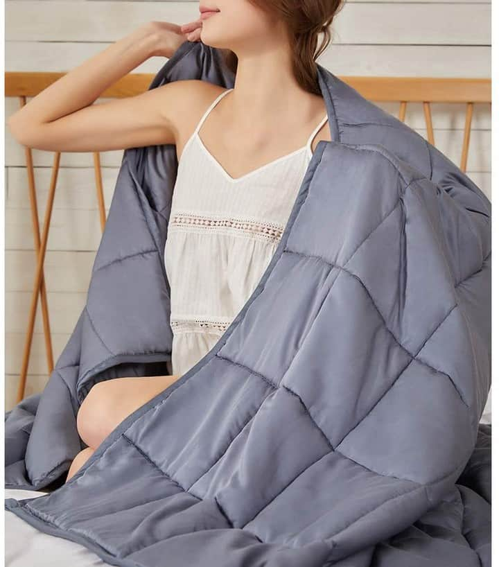 HGTVさんのインスタグラム写真 - (HGTVInstagram)「Feel calmer and sleep deeper with a weighted blanket even during these hot summer months. Head to the link in our bio to shop our favorite cooling weighted blankets that are specifically designed for hot sleepers. 😴⁠ ⁠ #weightedblanket #sleepwell #stressrelief」7月9日 23時01分 - hgtv