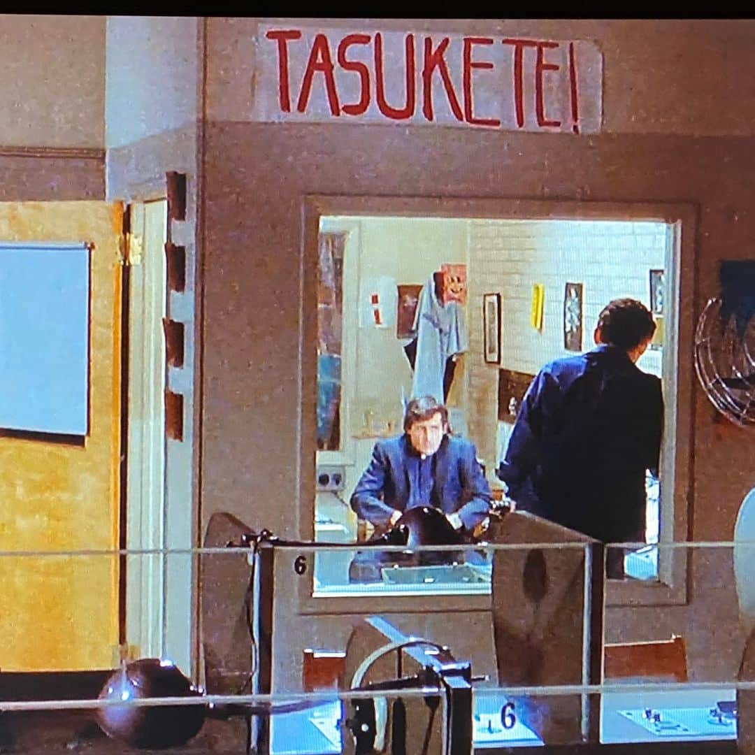 Larry のインスタグラム：「【不思議発見】 映画「エクソシスト」の中でTASUKETE!の文字が。 画像では切れてるけど、横の壁にも漢字風な文字の張り紙があるんだけど、しかしながら何故ここに&何故ローマ字。 ここは一つスーパーヒトシ君人形で！  #exorcist  #日本語」