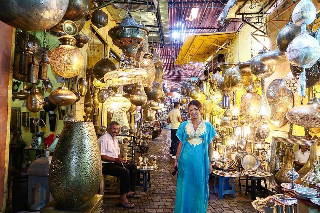彩海のインスタグラム：「. . #コロナで気が滅入るからみんなの写真で旅行しようぜ  . in Moroccoモロッコ🇲🇦 . . 旅行行けなすぎて気が狂いそう。 こんな日が来ると想像もできなかった事が 現実になることもあるんですね。 不思議。 . . わけのわからぬ土地で誰も知らない世界を歩くあの感覚。 懐かしいです。 . . . 旅行業の復活は2022年ともいわれてますね… 気を確かに生きます。泣  . . . #旅するために生きてたのに #だから仕事頑張れたのに #夏のロシアもキャンセル #泣けるなぁ #夏休みなにすればいいの #田舎もないんです」