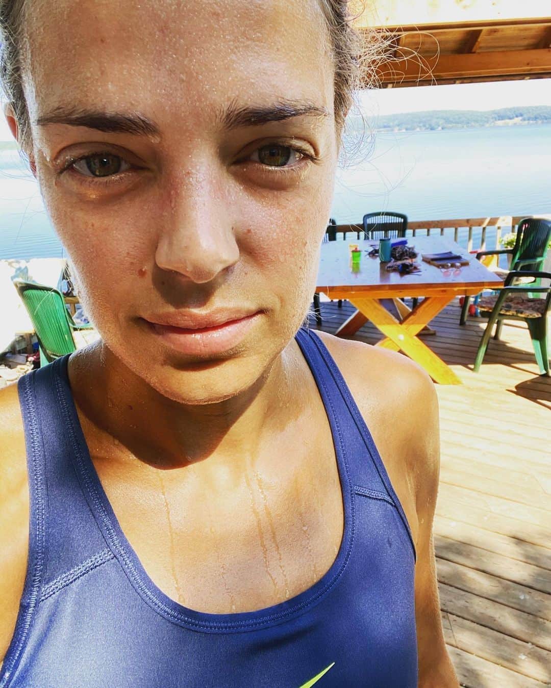 メリッサ・ビショップのインスタグラム：「This is running in hella hot conditions 🥵 When this happens we keep the runs short, low key, and sometimes double up on them. Best to run early AM (I obviously didn’t... ‘cuz toddlers and coffee), and later in the PM. We’re not foreign to heat waves but they can be dangerous for training. Lots and lots of fluids to stay hydrated is key. ⠀⠀⠀⠀⠀⠀⠀⠀⠀⠀⠀ And if you’ve got it, jump in the water to cool off! When I’m in the city and have no pools or lakes, I lay on my basement floor 😅 ⠀⠀⠀⠀⠀⠀⠀⠀⠀⠀⠀⠀ #heatwave #hydrate #sweat #yabish #lakelife」