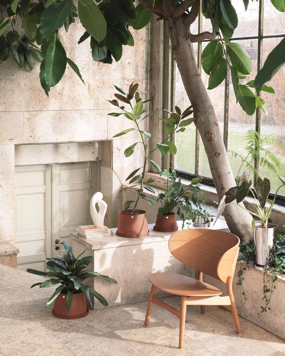 Saks Fifth Avenueのインスタグラム：「Your plants have never looked better. The new @georgjensen Terra collection blends stainless steel and terra cotta materials in designs that help your greenery thrive, indoors and out.」