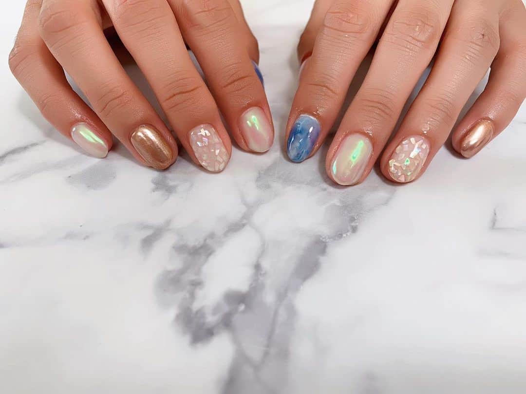 のインスタグラム：「時間経ってしまったけどnail🤚🏻  ぶるーとしゃーんって感じがとってもお気に入りだった！ 最近ぶるー🍊が好きなの💙🧡 🍊じゃなくてブラウンなミラーにしたけど🤭  #newnail#nail#fashion#beauty#gelnails」
