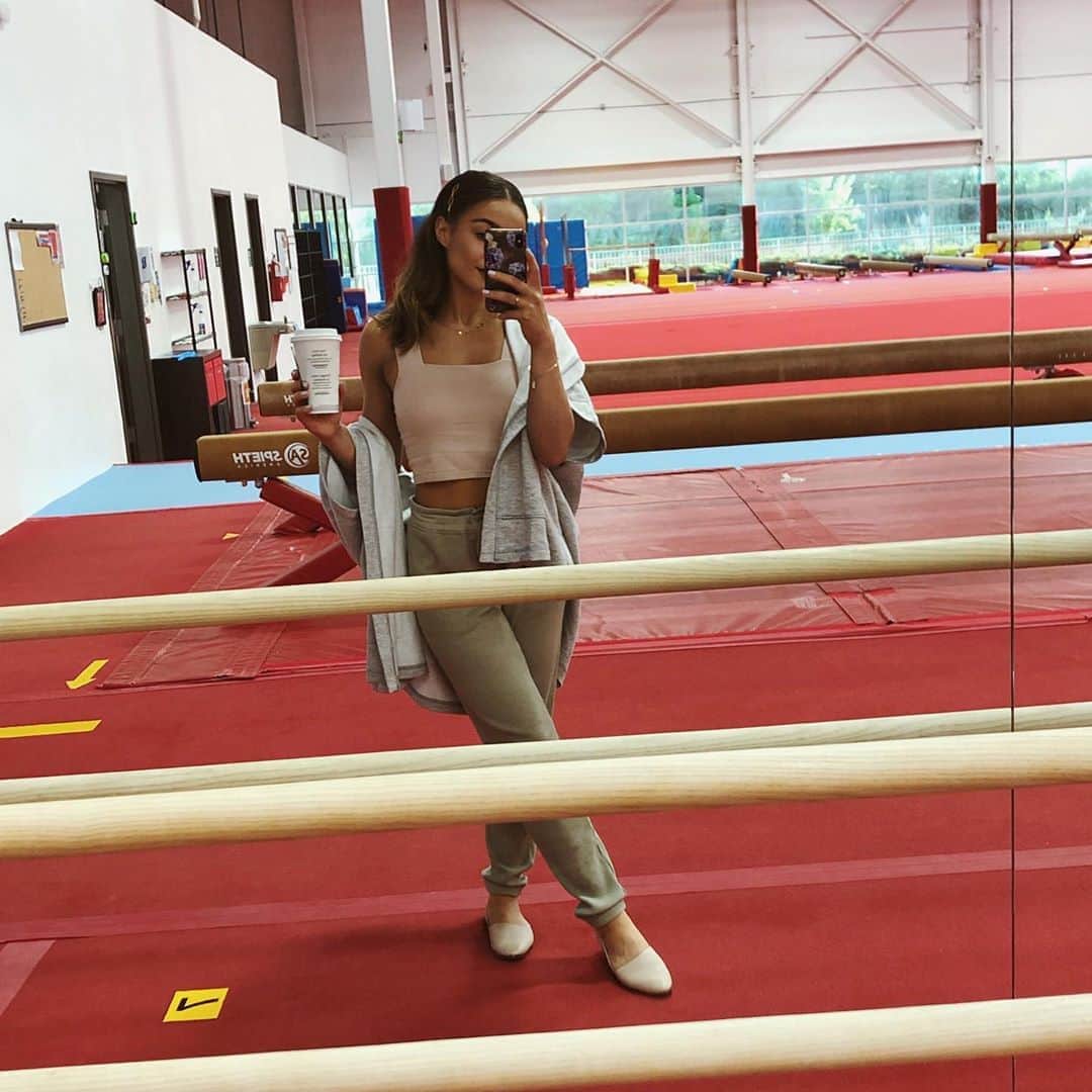 ビクトリア・ムーアズのインスタグラム：「7 AM practice fashion & Starbucks coffee (:」