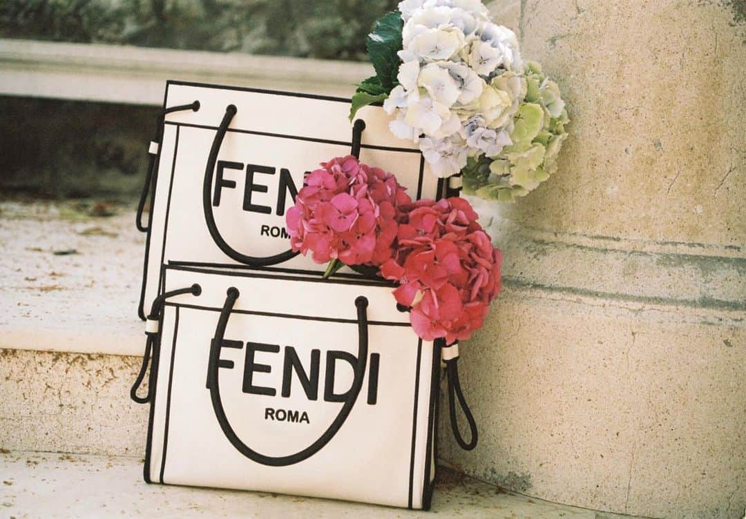 Fendiさんのインスタグラム写真 - (FendiInstagram)「With its structured silhouette, effortless black & white colorway, and the graphic logo embroidery for an unmistakable touch – the new #Fendi Roma shopper embodies modern simplicity and nonchalant summer vibes. #FendiPreFall20」7月9日 23時16分 - fendi