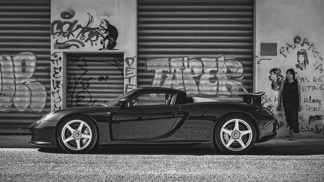 アンドレ・ロッテラーのインスタグラム：「Took my mom up to 345 kph one day and she loved it ( in a 911 turbo S) Would your mom like that too? 😅 #carreragt #leicamonochrom」