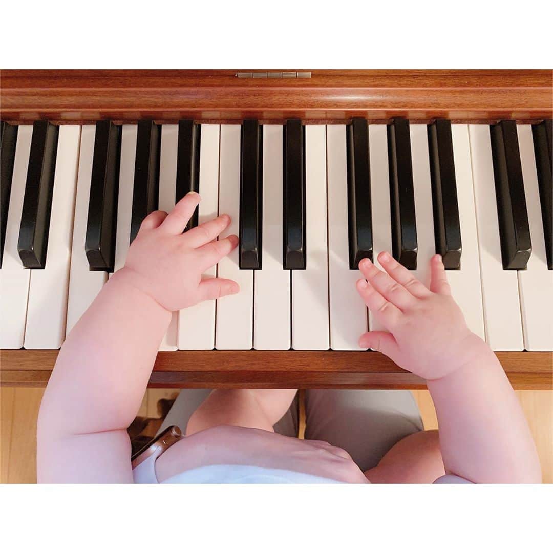 大橋夏菜さんのインスタグラム写真 - (大橋夏菜Instagram)「ここのところの成長がすごいので、 ピアノを弾いてみせたら興味津々♬  ショパンの生まれ変わりだったりなんかしないかなー。笑  しかし、 このもちもちの手（2枚目☞） 可愛すぎるっ🤗  #ラフマニノフでもいい笑 #もちろんリストでも大歓迎笑 #赤ちゃんのいる生活  #一緒に楽しめることがまた一つ #もちもちの手 #piano #kawaipiano #baby #babyboy #7monthsbaby」7月9日 23時29分 - kana817_ohashi