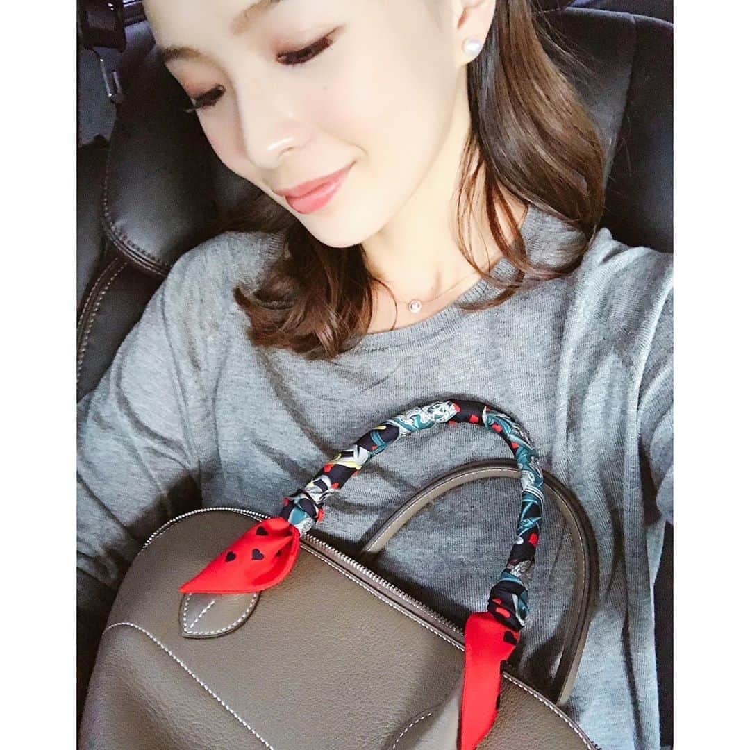 のインスタグラム：「打ち合わせday📚👓 落ち着いた大人な色のエトープが 飽きずに持てて好き。  丸みがあって女性らしいフォルムのボリードは シンプルな服もレディにまとめてくれる👜 スイカみたいなツイリーはよく見るとハートの形❤︎  #ootd #mybag #meeting #hermes」