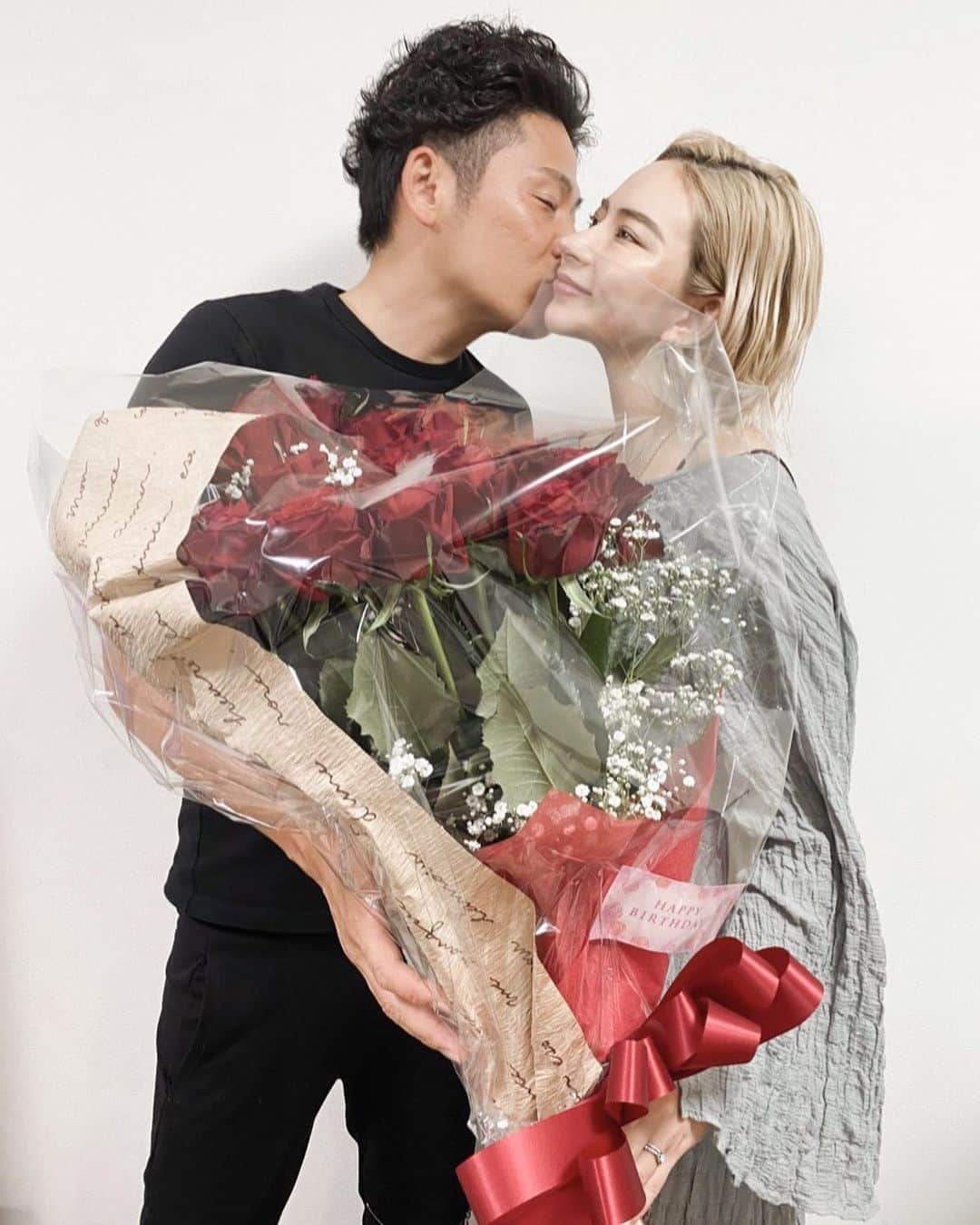 のインスタグラム：「𝙈𝙮 30𝙩𝙝 𝘽𝙞𝙧𝙩𝙝𝙙𝙖𝙮 🥀﻿ ﻿ 先日、30回目の誕生日を迎えました。﻿ 25歳を過ぎた頃から、なんとなく憧れてきた30代。﻿  ﻿実際なってみると、なんてことはないけど。 あの頃より少しだけ不自由で﻿ そしてあの頃よりとても豊かな人生になっています。﻿ ﻿ 母になっていろんなことが変わったけど﻿ だーりんがこんなふうに﻿ いつも女性として大切にしてくれるから﻿ ﻿ いつまでたっても心は乙女です👰🏼🤵🏽﻿ ﻿ そして母になった今﻿ 30年前に私を産んでくれた母に﻿ この胸いっぱいの感謝と尊敬を。﻿ ﻿ 私もあなたのように生きたいと思います。﻿ ﻿ #30thbirthday ﻿ #0619﻿」