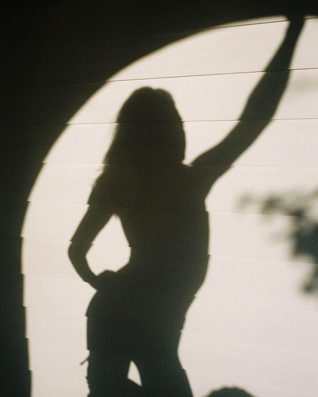 サンヌ・ヴロートさんのインスタグラム写真 - (サンヌ・ヴロートInstagram)「Playing shadows」7月9日 23時47分 - sannevloet