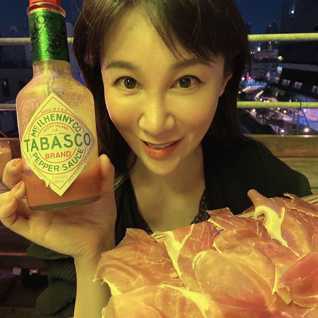 のインスタグラム：「大山さんのお店TRATTORIA Piccole Lampare﻿ にお伺いいたしました🤗❣️﻿ ﻿ スカイツリーのふもとにあり、テラス席からの景色が最高です🏙✨﻿ 外ですと喚起も十分ですし、ゆっくりくつろげます☺️❣️﻿ ﻿ 今回は大きいタバスコとそれに負けないくらい盛り盛りの生ハムです🍴😋﻿ ちょっと食べちゃってますが🤭💦﻿ ﻿ 景色よし、味もボリュームもよしなので、﻿ お店探ししている方はぜひご参考に☺️❣️﻿ ﻿ #イタリアン #夜景 #綺麗 #ソラマチ #スカイツリー #ディナー #生ハム #タバスコ #銀座 #ななえママ #菜々江ママ #唐沢菜々江 #クラブNanae #東京 #銀座クラブ」