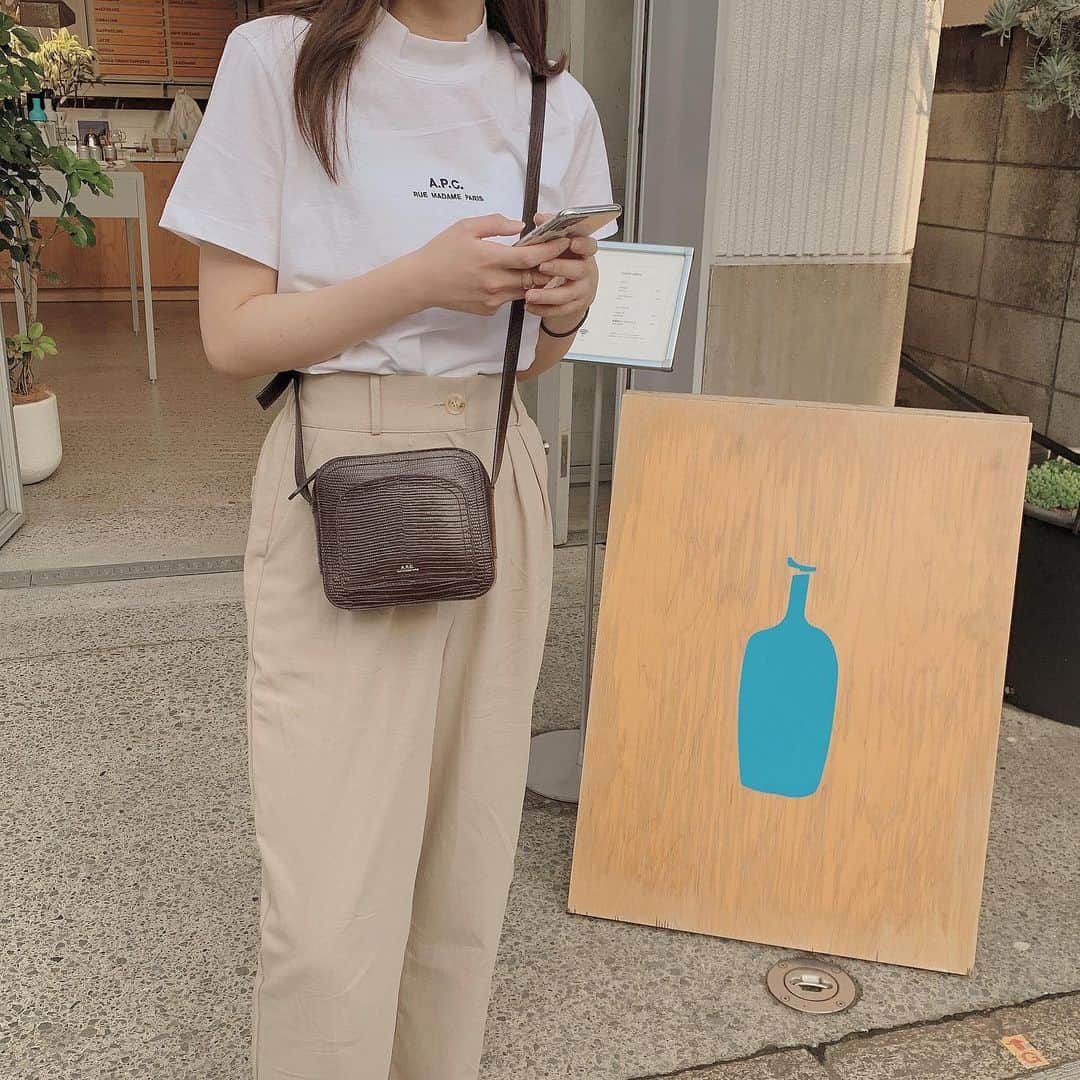 前田亜美のインスタグラム：「. . お気に入りのコーヒーショップにお気に入りの服にお気に入りのバックにお気に入りのiPhoneケース𓂃𓈒𓏸 . .  #私服 #APC #ami私服 #ブルーボトルコーヒー」