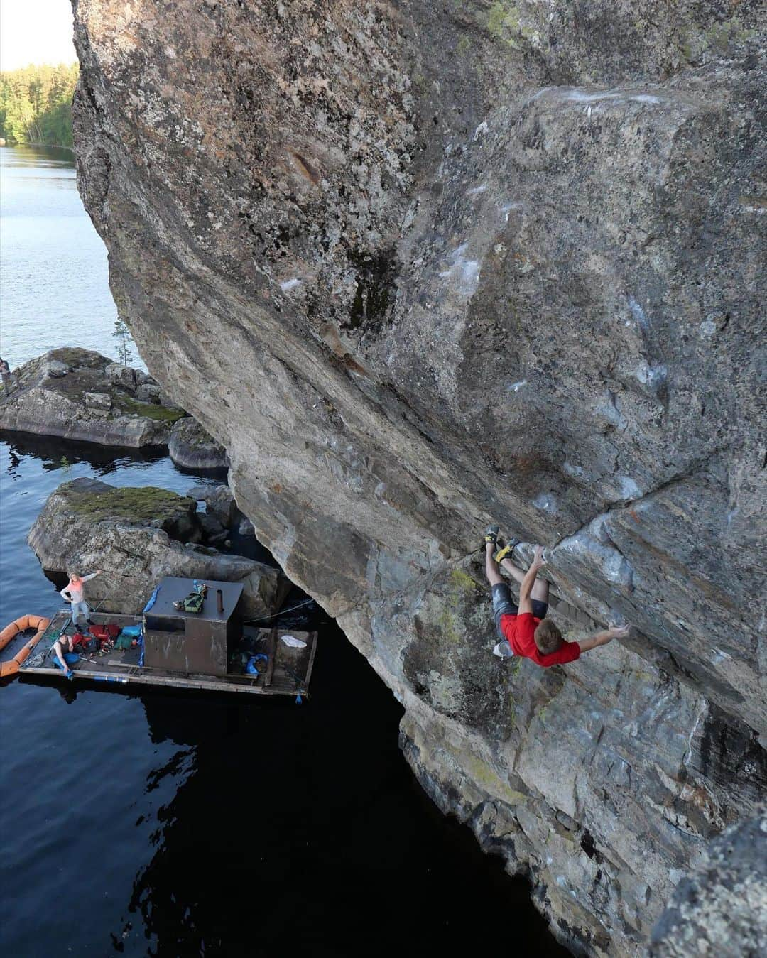 ナーレ・フッカタイバルのインスタグラム：「Really doesn’t get much better than this for DWS! Bullet granite, fresh water lake, non-Mediterranean temperatures and a floating sauna underneath! This cliff is shaping up to be like nothing else in the world. What might be the most difficult line on the cliff finally went down a couple days ago. Full on climb and high on up on the star-scale, I’m calling it ‘Ei tippa tapa’. Stay tuned for a video in the works. Stoke is high to get back to the newly brushed projects that may well turn out to be just as hard! 🙌☀️💦 Photo: @markosiivinen @blackdiamond @lasportivagram」