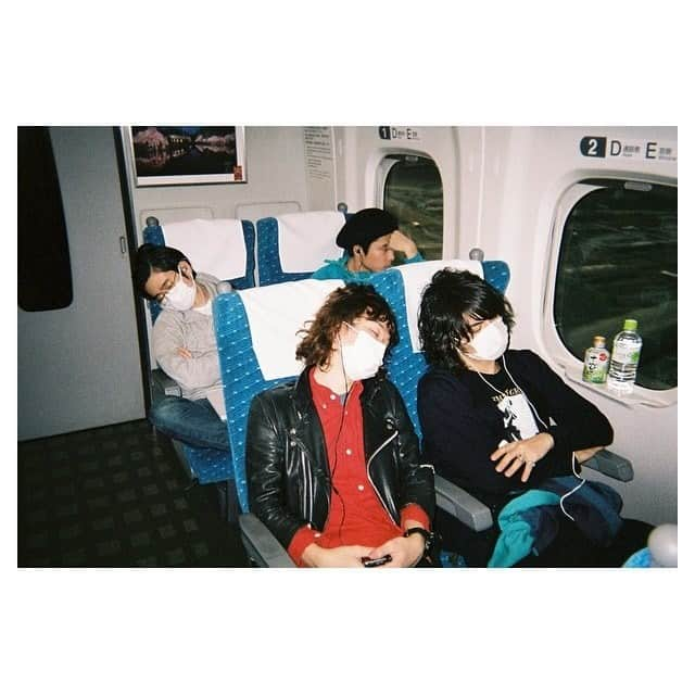 OKAMOTO’Sさんのインスタグラム写真 - (OKAMOTO’SInstagram)「Throwing back to this sleepy train ride from Hiroshima back home in 2015. #repost #TBT ➖➖➖➖➖➖➖➖➖➖➖➖➖➖➖ 2015年ツアー中、広島から東京に戻っている新幹線内の写真。懐かしいな～」7月9日 23時57分 - okamotos_official