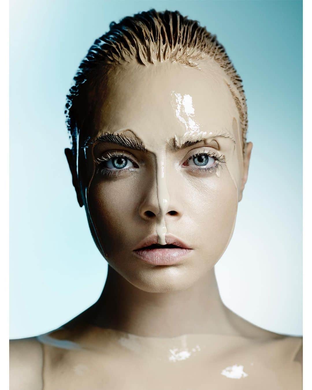 マリオ・テスティーノのインスタグラム：「Working with Paul Cavaco for ‘Allure’ magazine was always exciting. The images were not based on fashion but beauty, and it was open to interpretation how to express a beauty product or part of the body. I always enjoyed letting my mind run free with these interpretations, just as it is here illustrated on Cara by makeup artist Yadim using a particular foundation. We just let the foundation flow down the face. The results are often more surprising than when photographing a straight forward fashion image showing a dress.  Cara’s energy is always so amazing that she inspires you to try many different ideas on her, so the possibilities are endless. The fun in doing it is the real reward.  - Trabajar con Paul Cavaco para la revista 'Allure' siempre fue emocionante. Las imágenes no se basaban en la moda sino en la belleza y estaban abiertas a interpretar cómo expresar un producto de cuidado personal o alguna parte del cuerpo. Siempre disfruté dejando que mi mente corriera libremente con estas interpretaciones, como aquí con Cara por el maquillador Yadim, usando una base. Simplemente dejamos que esta fluyera por su rostro. Los resultados son a menudo más sorprendentes que cuando se fotografía una imagen de moda que muestra un vestido. La energía de Cara siempre es tan increíble que te inspira a probar ideas diferentes, las posibilidades son infinitas. La diversión al hacerlo es la verdadera recompensa. - CARA DELEVINGNE, ALLURE, 2014 - #TestinoArchive #TBT #Allure #2014 #MarioTestino」